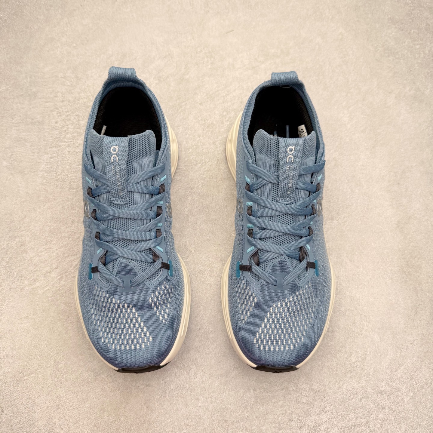 图片[2]-＃DT On昂跑 Cloudsurfer Max 舒适柔软 休闲跑步鞋 此运动品牌 开创于2010年 缓震着陆、强效回弹、轻柔质感的设计构思始终是ON研制关键 与此同时基于“为全球提供革新性的跑步感受”信念 陆续推出了多款跑鞋及其以专业运动人体跑步工程学为设计关键的功能性跑步服饰设备 让跑者不费力气地畅快畅跑 尺码：36 36.5 37.5 38 38.5 39 40 40.5 41 42 42.5 43 44 44.5 45-选品中心