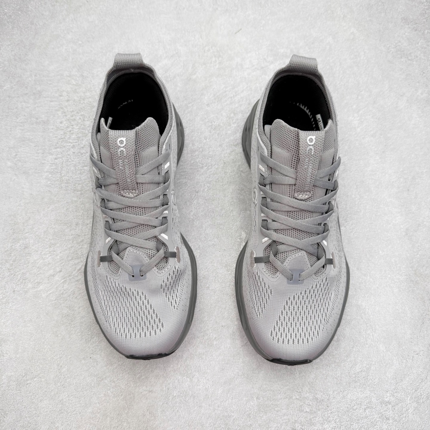 图片[2]-＃DT On昂跑 Cloudsurfer Max 舒适柔软 休闲跑步鞋 此运动品牌 开创于2010年 缓震着陆、强效回弹、轻柔质感的设计构思始终是ON研制关键 与此同时基于“为全球提供革新性的跑步感受”信念 陆续推出了多款跑鞋及其以专业运动人体跑步工程学为设计关键的功能性跑步服饰设备 让跑者不费力气地畅快畅跑 尺码：36 36.5 37.5 38 38.5 39 40 40.5 41 42 42.5 43 44 44.5 45-选品中心