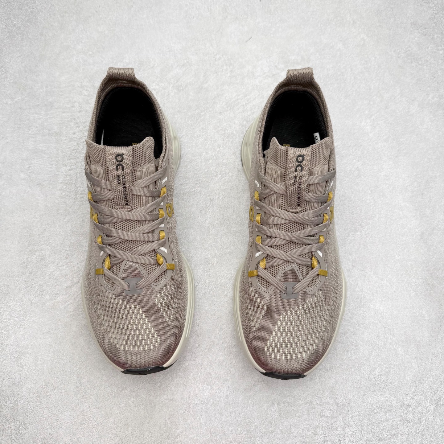 图片[2]-＃DT On昂跑 Cloudsurfer Max 舒适柔软 休闲跑步鞋 此运动品牌 开创于2010年 缓震着陆、强效回弹、轻柔质感的设计构思始终是ON研制关键 与此同时基于“为全球提供革新性的跑步感受”信念 陆续推出了多款跑鞋及其以专业运动人体跑步工程学为设计关键的功能性跑步服饰设备 让跑者不费力气地畅快畅跑 尺码：36 36.5 37.5 38 38.5 39 40 40.5 41 42 42.5 43 44 44.5 45-选品中心