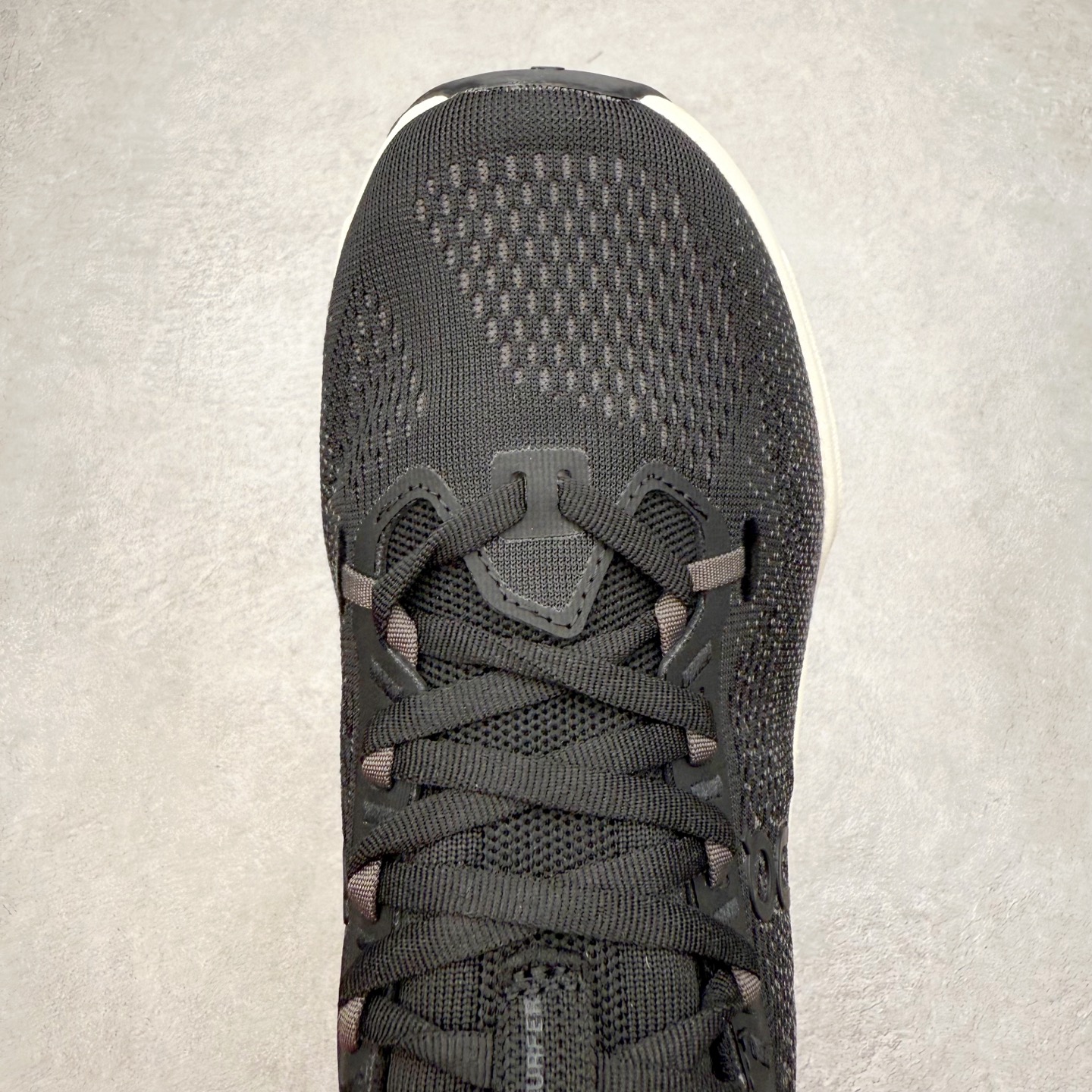 图片[4]-＃DT On昂跑 Cloudsurfer Max 舒适柔软 休闲跑步鞋 此运动品牌 开创于2010年 缓震着陆、强效回弹、轻柔质感的设计构思始终是ON研制关键 与此同时基于“为全球提供革新性的跑步感受”信念 陆续推出了多款跑鞋及其以专业运动人体跑步工程学为设计关键的功能性跑步服饰设备 让跑者不费力气地畅快畅跑 尺码：36 36.5 37.5 38 38.5 39 40 40.5 41 42 42.5 43 44 44.5 45-选品中心