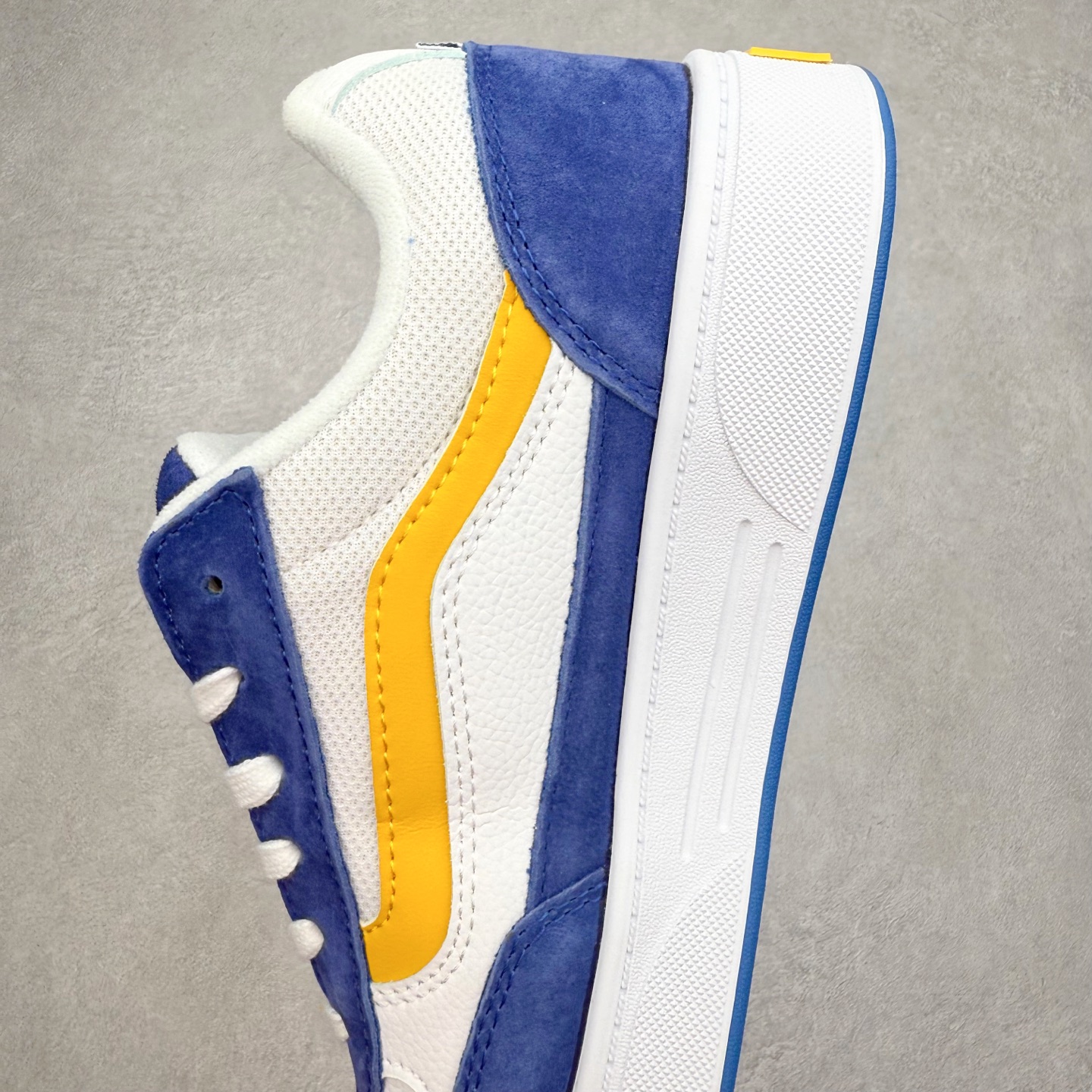 图片[7]-Vans Skate Estazzo 经典复古厚鞋舌面包鞋 此次全新鞋型从千禧年滑板鞋中汲取灵感，采用 麂皮与皮革拼接鞋面，搭配宽厚鞋舌与挺括鞋身，既延续了经典面包鞋的复古轮廓，又通过立体剪裁满足业余滑手与职业运动员的双重需求。 货号：VN000D45BYL 蓝黄 货号：VN000D45BA2 黑色 货号：VN000D45BA5 黑灰 尺码：36 36.5 37 38 38.5 39 40 40.5 41 42 42.5 43 44 45-选品中心