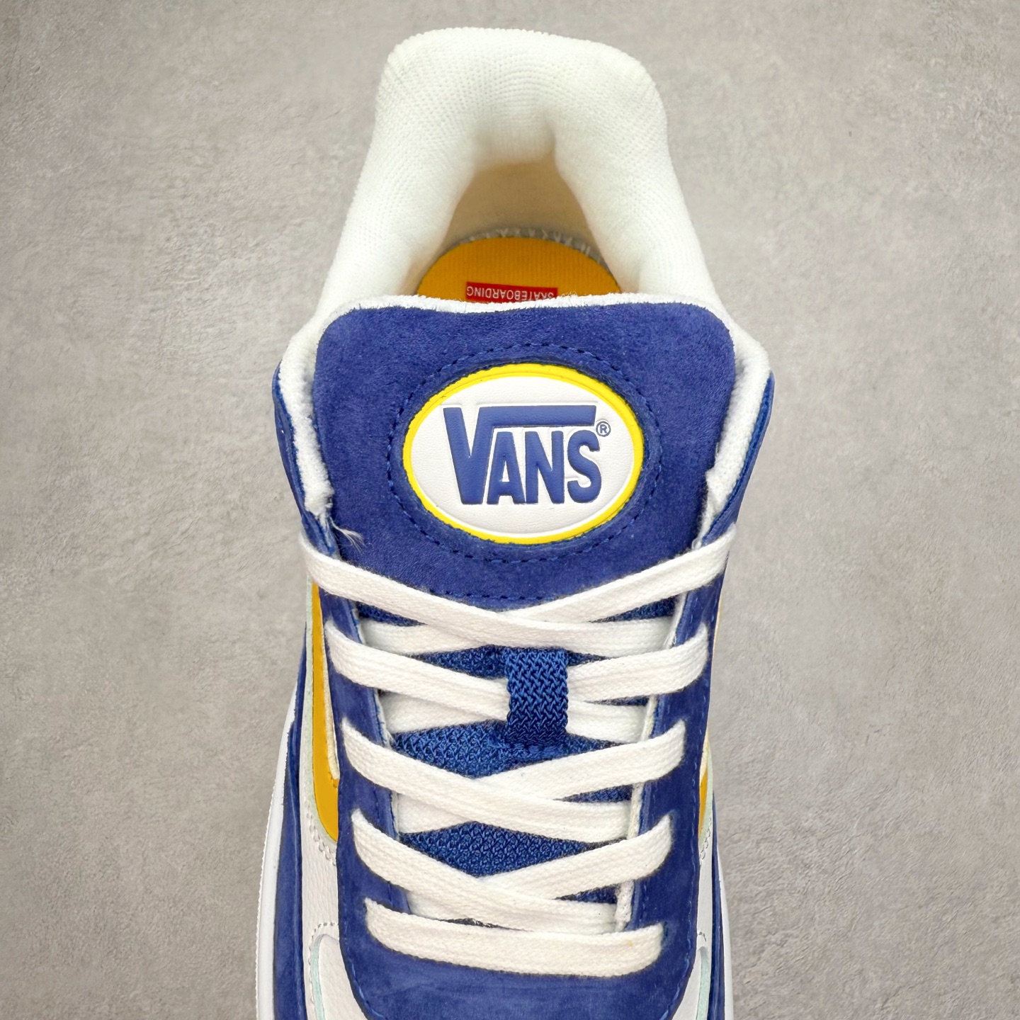 图片[5]-Vans Skate Estazzo 经典复古厚鞋舌面包鞋 此次全新鞋型从千禧年滑板鞋中汲取灵感，采用 麂皮与皮革拼接鞋面，搭配宽厚鞋舌与挺括鞋身，既延续了经典面包鞋的复古轮廓，又通过立体剪裁满足业余滑手与职业运动员的双重需求。 货号：VN000D45BYL 蓝黄 货号：VN000D45BA2 黑色 货号：VN000D45BA5 黑灰 尺码：36 36.5 37 38 38.5 39 40 40.5 41 42 42.5 43 44 45-选品中心