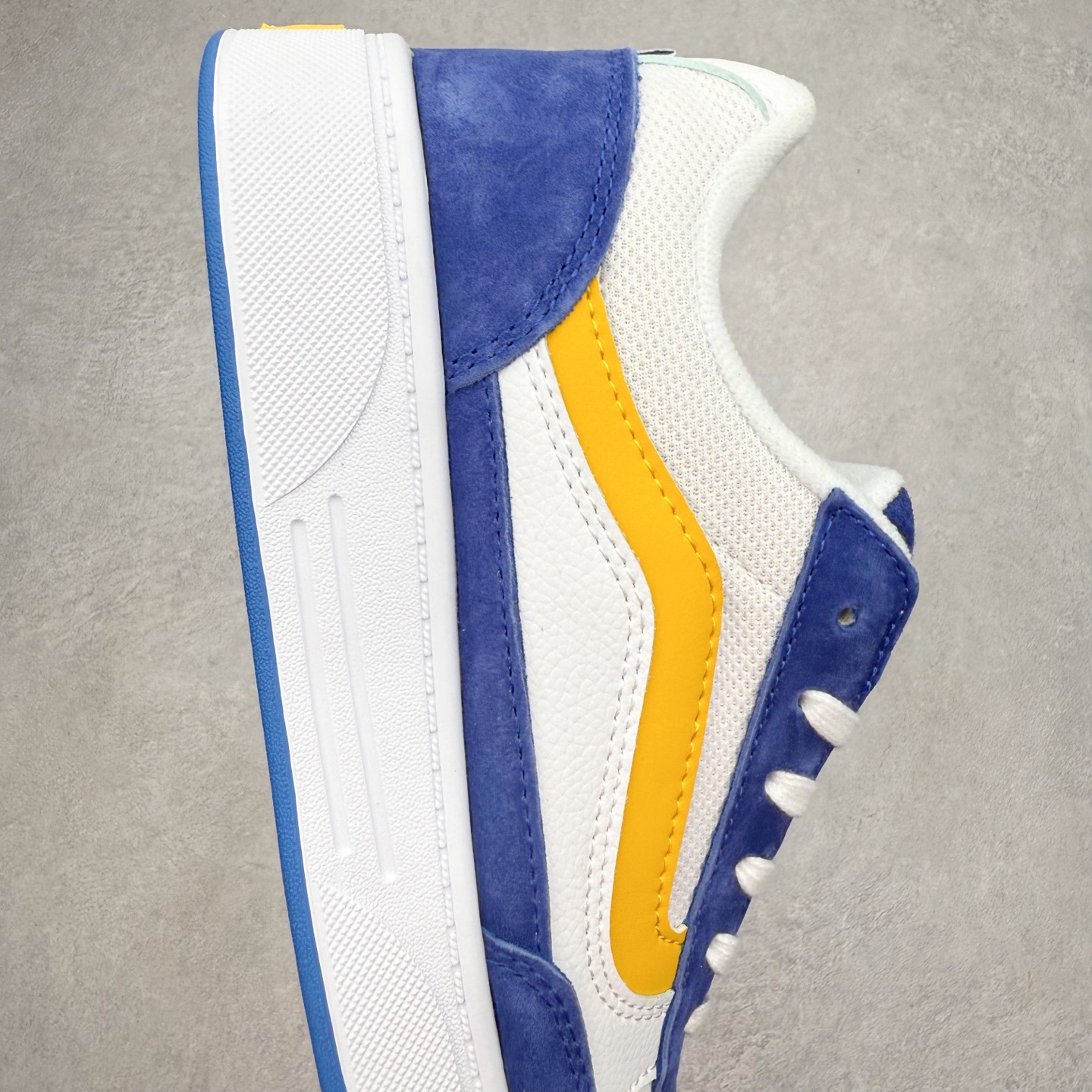 图片[6]-Vans Skate Estazzo 经典复古厚鞋舌面包鞋 此次全新鞋型从千禧年滑板鞋中汲取灵感，采用 麂皮与皮革拼接鞋面，搭配宽厚鞋舌与挺括鞋身，既延续了经典面包鞋的复古轮廓，又通过立体剪裁满足业余滑手与职业运动员的双重需求。 货号：VN000D45BYL 蓝黄 货号：VN000D45BA2 黑色 货号：VN000D45BA5 黑灰 尺码：36 36.5 37 38 38.5 39 40 40.5 41 42 42.5 43 44 45-选品中心