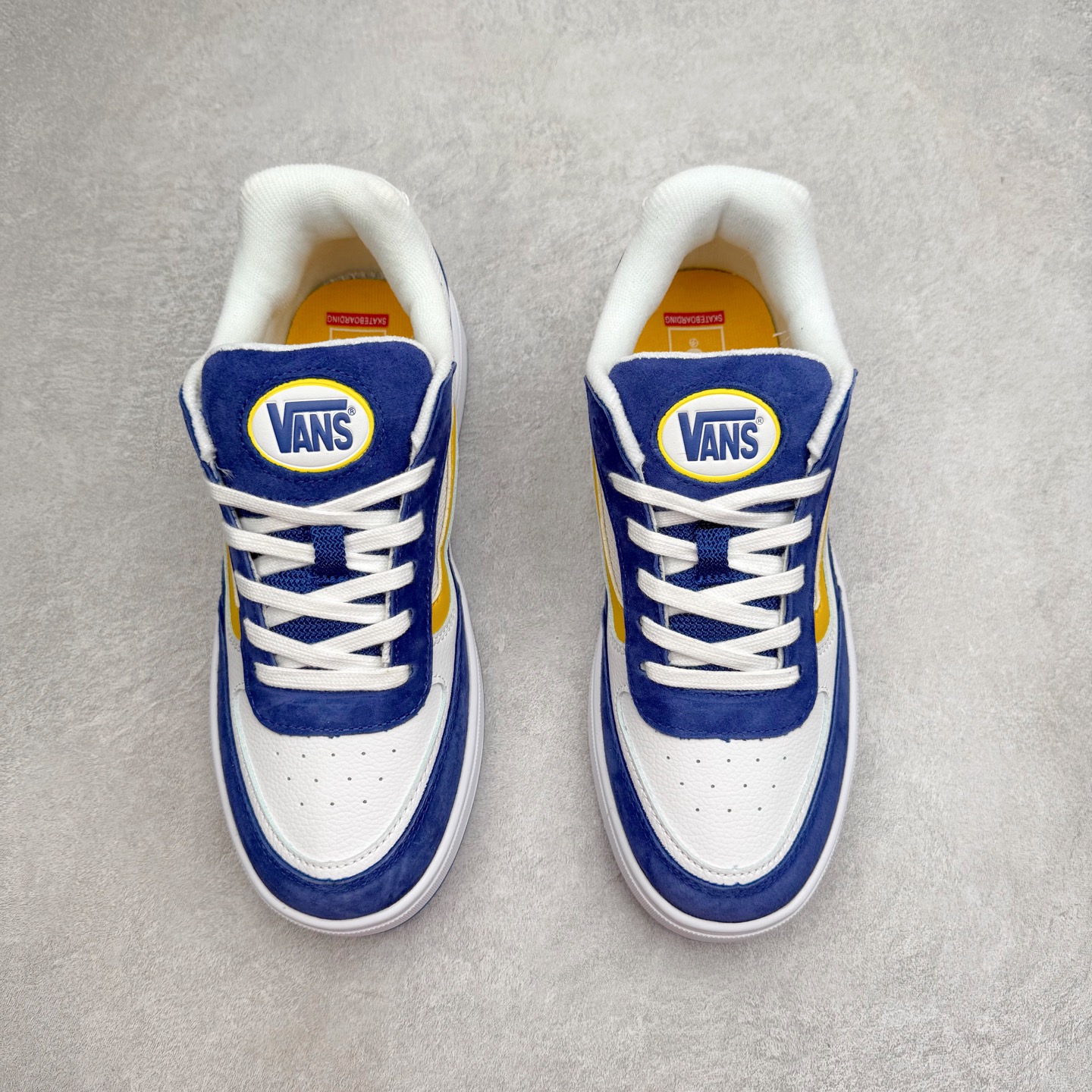 图片[2]-Vans Skate Estazzo 经典复古厚鞋舌面包鞋 此次全新鞋型从千禧年滑板鞋中汲取灵感，采用 麂皮与皮革拼接鞋面，搭配宽厚鞋舌与挺括鞋身，既延续了经典面包鞋的复古轮廓，又通过立体剪裁满足业余滑手与职业运动员的双重需求。 货号：VN000D45BYL 蓝黄 货号：VN000D45BA2 黑色 货号：VN000D45BA5 黑灰 尺码：36 36.5 37 38 38.5 39 40 40.5 41 42 42.5 43 44 45-选品中心