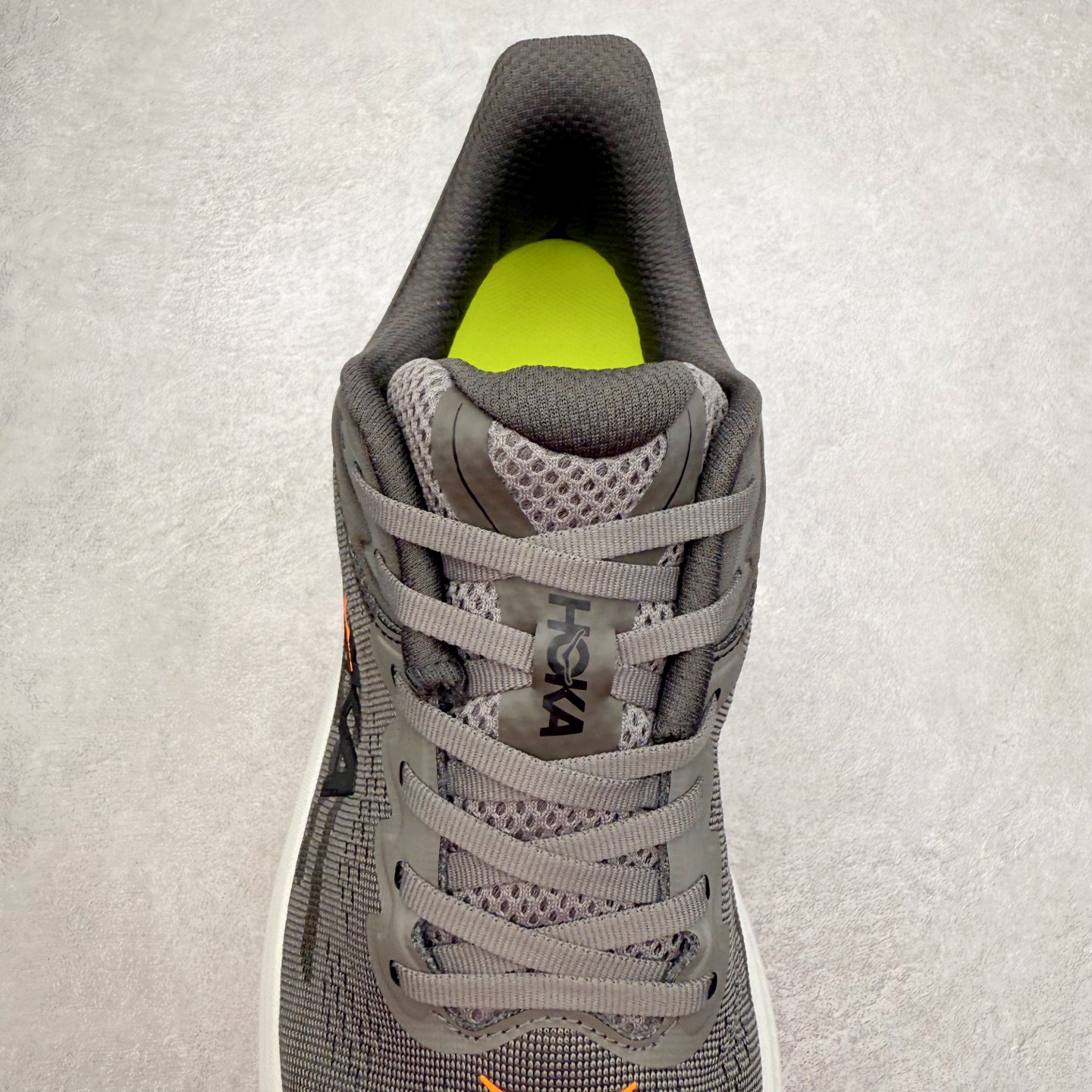 图片[5]-HOKA ONE ONE Bondi 9 WIDE 邦迪九代舒适防滑耐磨低帮休闲跑步鞋 HOKA ONE ONE是来自美国的跑步鞋知名品牌，创立于2009年，始终致力于为所有跑者提供更新、更好的跑步装备。相比常规跑鞋，HOKA ONE ONE特别研发使用性能独特的几何形跑鞋中底，此种鞋底更厚、更高、回弹性也更好，除了卓越的缓冲性能，它还能內各种阶段的跑者带来更具动感、更加稳定的跑步体验。HOKAONE ONE从设计之初就清楚意识到，要保证跑者步幅的均匀一致，双脚自然而然的运动至关重要。尺码：36 36.5 37.5 38 38.5 39 40 40.5 41 42 42.5 43 44 44.5 45-选品中心