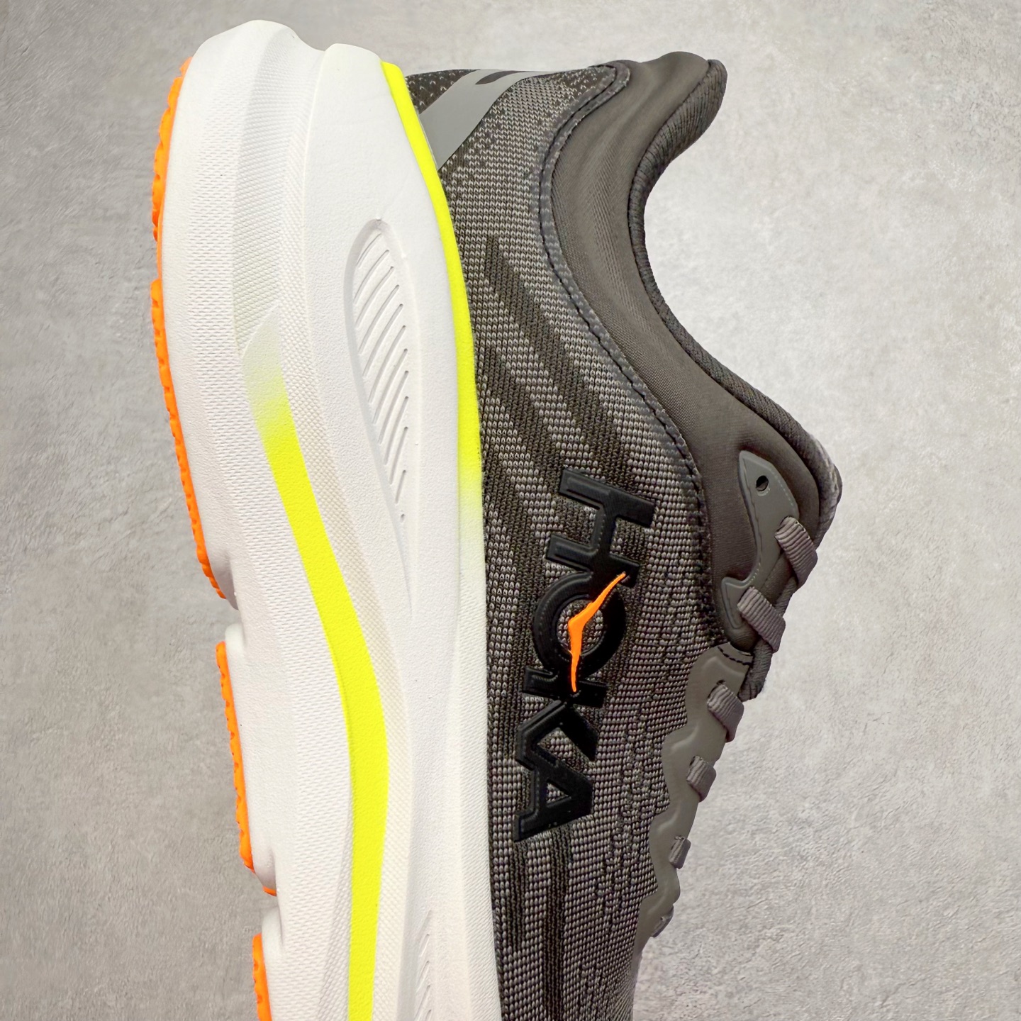 图片[6]-HOKA ONE ONE Bondi 9 WIDE 邦迪九代舒适防滑耐磨低帮休闲跑步鞋 HOKA ONE ONE是来自美国的跑步鞋知名品牌，创立于2009年，始终致力于为所有跑者提供更新、更好的跑步装备。相比常规跑鞋，HOKA ONE ONE特别研发使用性能独特的几何形跑鞋中底，此种鞋底更厚、更高、回弹性也更好，除了卓越的缓冲性能，它还能內各种阶段的跑者带来更具动感、更加稳定的跑步体验。HOKAONE ONE从设计之初就清楚意识到，要保证跑者步幅的均匀一致，双脚自然而然的运动至关重要。尺码：36 36.5 37.5 38 38.5 39 40 40.5 41 42 42.5 43 44 44.5 45-选品中心