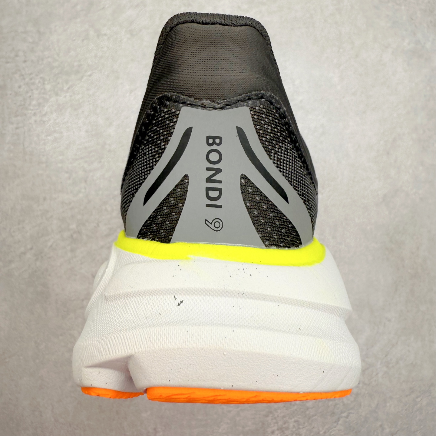 图片[8]-HOKA ONE ONE Bondi 9 WIDE 邦迪九代舒适防滑耐磨低帮休闲跑步鞋 HOKA ONE ONE是来自美国的跑步鞋知名品牌，创立于2009年，始终致力于为所有跑者提供更新、更好的跑步装备。相比常规跑鞋，HOKA ONE ONE特别研发使用性能独特的几何形跑鞋中底，此种鞋底更厚、更高、回弹性也更好，除了卓越的缓冲性能，它还能內各种阶段的跑者带来更具动感、更加稳定的跑步体验。HOKAONE ONE从设计之初就清楚意识到，要保证跑者步幅的均匀一致，双脚自然而然的运动至关重要。尺码：36 36.5 37.5 38 38.5 39 40 40.5 41 42 42.5 43 44 44.5 45-选品中心