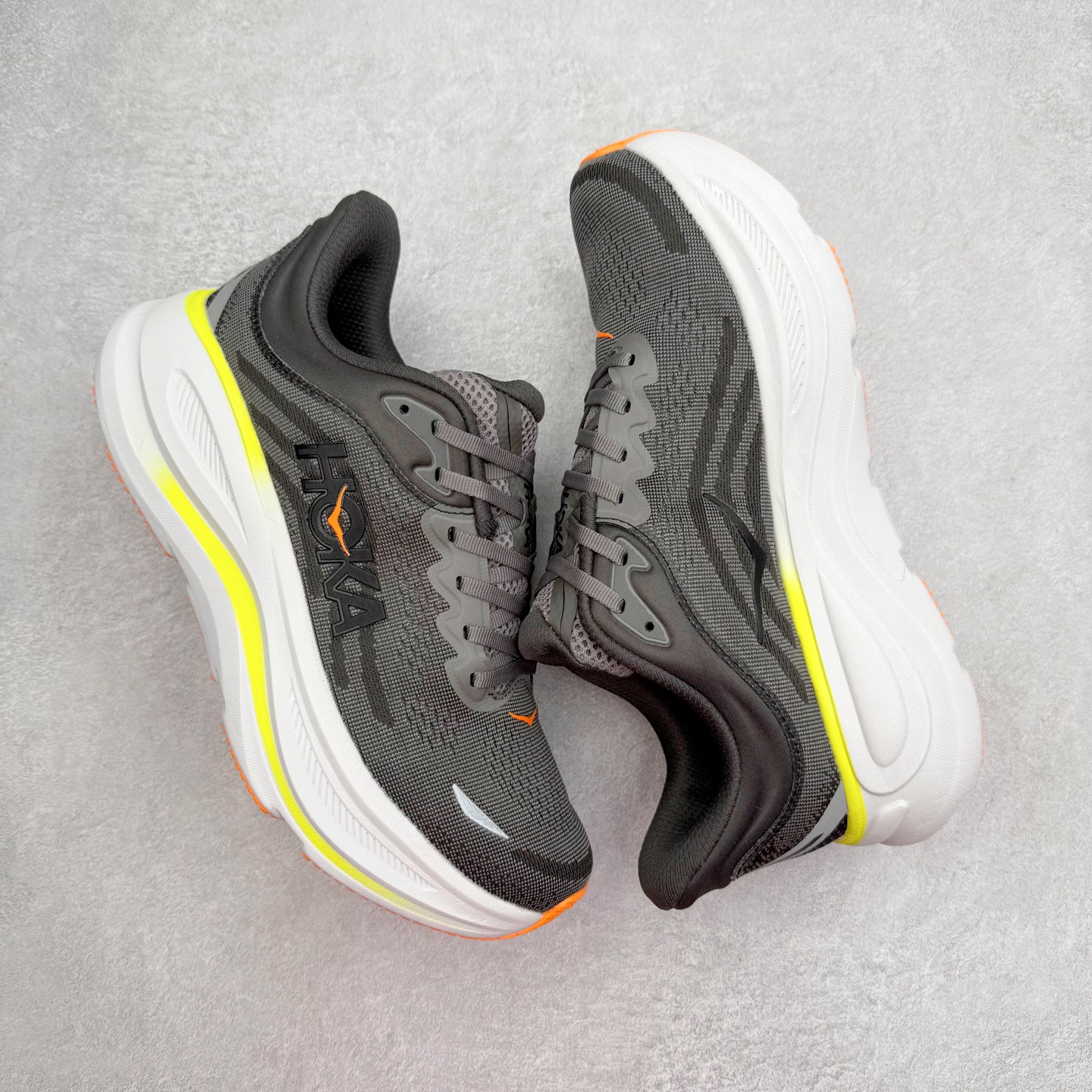 图片[3]-HOKA ONE ONE Bondi 9 WIDE 邦迪九代舒适防滑耐磨低帮休闲跑步鞋 HOKA ONE ONE是来自美国的跑步鞋知名品牌，创立于2009年，始终致力于为所有跑者提供更新、更好的跑步装备。相比常规跑鞋，HOKA ONE ONE特别研发使用性能独特的几何形跑鞋中底，此种鞋底更厚、更高、回弹性也更好，除了卓越的缓冲性能，它还能內各种阶段的跑者带来更具动感、更加稳定的跑步体验。HOKAONE ONE从设计之初就清楚意识到，要保证跑者步幅的均匀一致，双脚自然而然的运动至关重要。尺码：36 36.5 37.5 38 38.5 39 40 40.5 41 42 42.5 43 44 44.5 45-选品中心