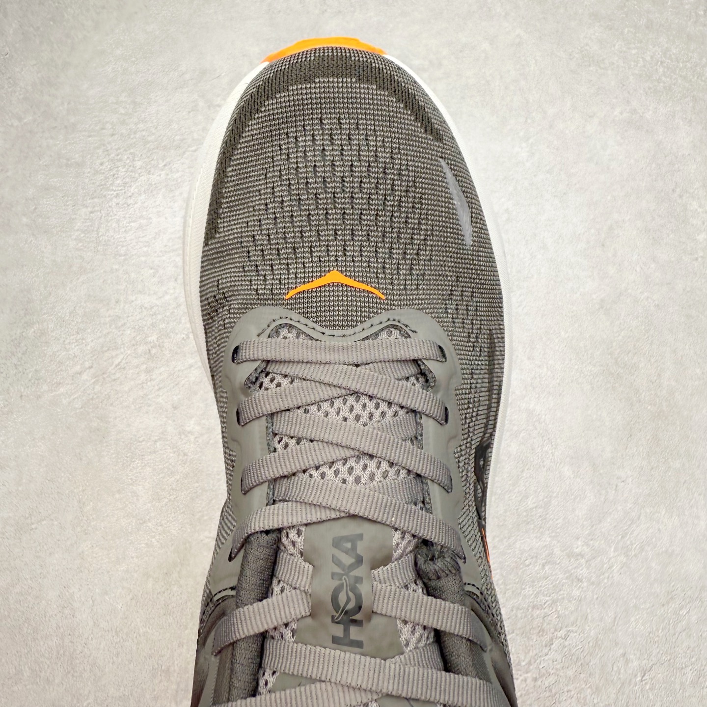 图片[4]-HOKA ONE ONE Bondi 9 WIDE 邦迪九代舒适防滑耐磨低帮休闲跑步鞋 HOKA ONE ONE是来自美国的跑步鞋知名品牌，创立于2009年，始终致力于为所有跑者提供更新、更好的跑步装备。相比常规跑鞋，HOKA ONE ONE特别研发使用性能独特的几何形跑鞋中底，此种鞋底更厚、更高、回弹性也更好，除了卓越的缓冲性能，它还能內各种阶段的跑者带来更具动感、更加稳定的跑步体验。HOKAONE ONE从设计之初就清楚意识到，要保证跑者步幅的均匀一致，双脚自然而然的运动至关重要。尺码：36 36.5 37.5 38 38.5 39 40 40.5 41 42 42.5 43 44 44.5 45-选品中心