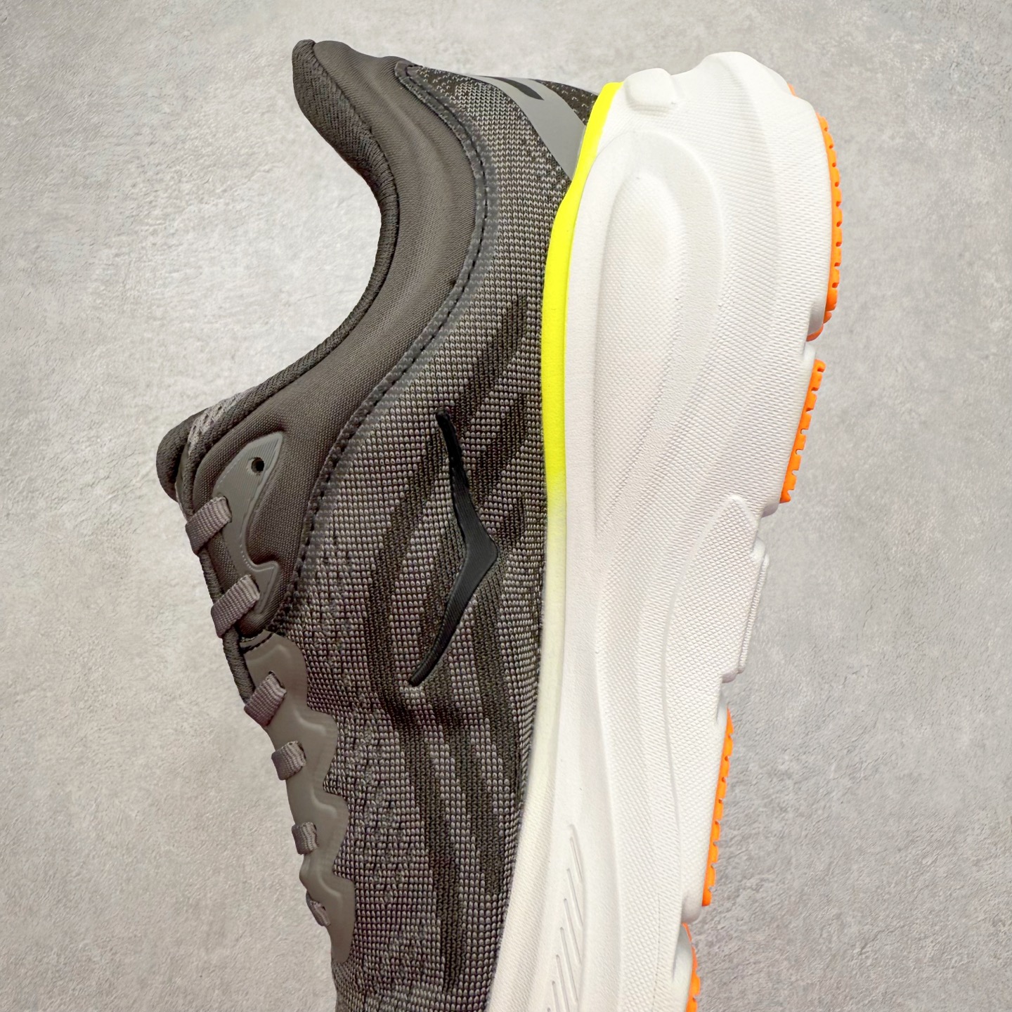 图片[7]-HOKA ONE ONE Bondi 9 WIDE 邦迪九代舒适防滑耐磨低帮休闲跑步鞋 HOKA ONE ONE是来自美国的跑步鞋知名品牌，创立于2009年，始终致力于为所有跑者提供更新、更好的跑步装备。相比常规跑鞋，HOKA ONE ONE特别研发使用性能独特的几何形跑鞋中底，此种鞋底更厚、更高、回弹性也更好，除了卓越的缓冲性能，它还能內各种阶段的跑者带来更具动感、更加稳定的跑步体验。HOKAONE ONE从设计之初就清楚意识到，要保证跑者步幅的均匀一致，双脚自然而然的运动至关重要。尺码：36 36.5 37.5 38 38.5 39 40 40.5 41 42 42.5 43 44 44.5 45-选品中心