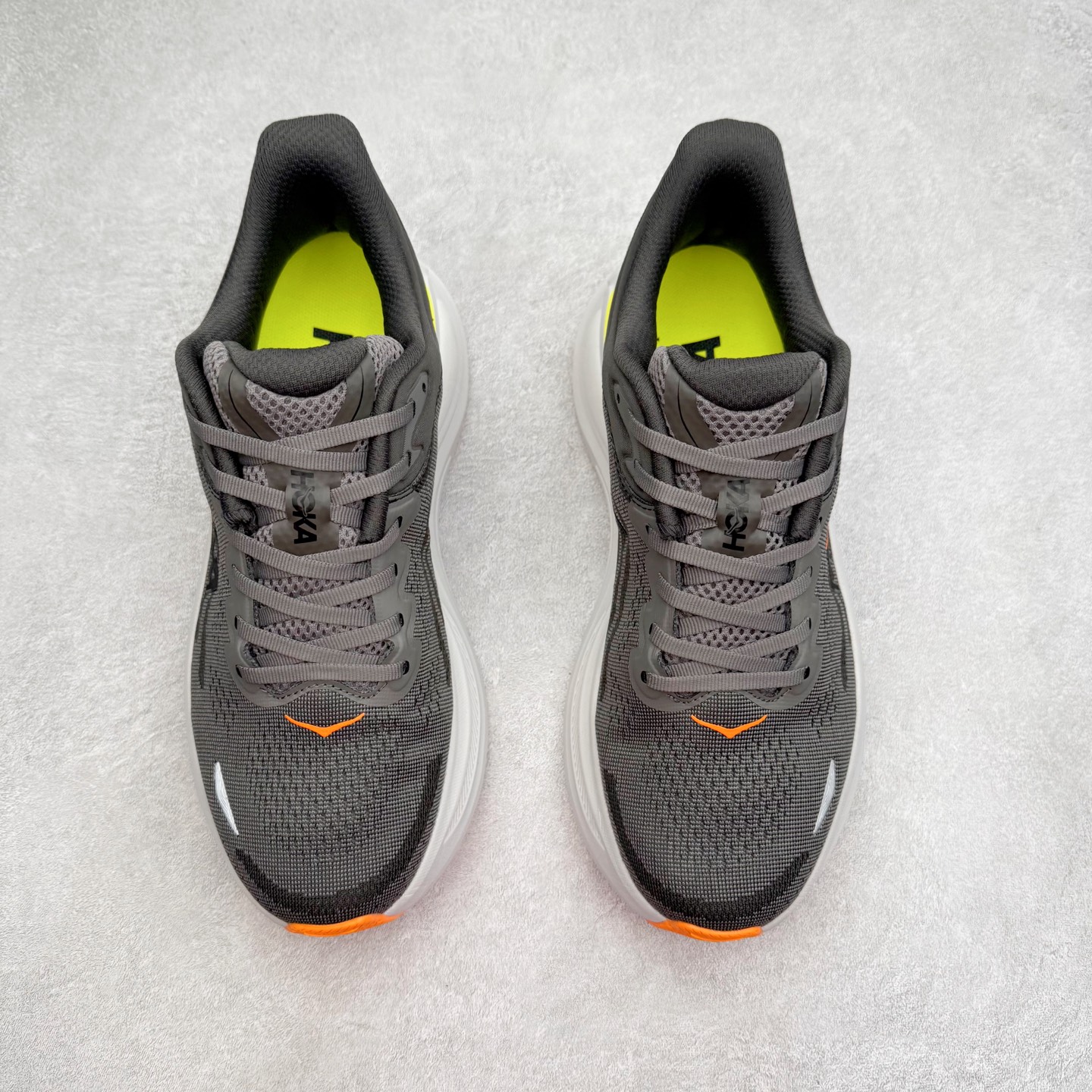 图片[2]-HOKA ONE ONE Bondi 9 WIDE 邦迪九代舒适防滑耐磨低帮休闲跑步鞋 HOKA ONE ONE是来自美国的跑步鞋知名品牌，创立于2009年，始终致力于为所有跑者提供更新、更好的跑步装备。相比常规跑鞋，HOKA ONE ONE特别研发使用性能独特的几何形跑鞋中底，此种鞋底更厚、更高、回弹性也更好，除了卓越的缓冲性能，它还能內各种阶段的跑者带来更具动感、更加稳定的跑步体验。HOKAONE ONE从设计之初就清楚意识到，要保证跑者步幅的均匀一致，双脚自然而然的运动至关重要。尺码：36 36.5 37.5 38 38.5 39 40 40.5 41 42 42.5 43 44 44.5 45-选品中心