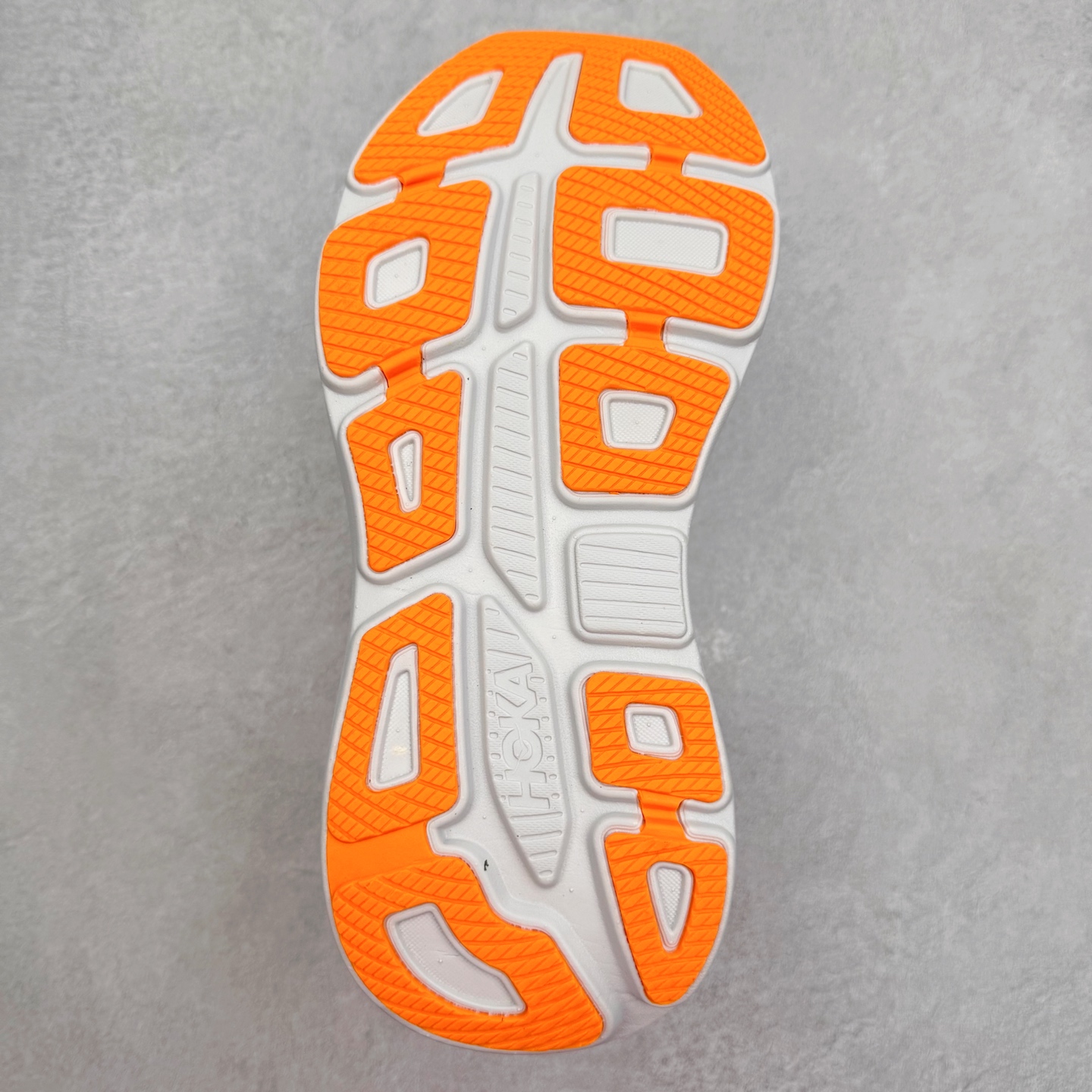 图片[9]-HOKA ONE ONE Bondi 9 WIDE 邦迪九代舒适防滑耐磨低帮休闲跑步鞋 HOKA ONE ONE是来自美国的跑步鞋知名品牌，创立于2009年，始终致力于为所有跑者提供更新、更好的跑步装备。相比常规跑鞋，HOKA ONE ONE特别研发使用性能独特的几何形跑鞋中底，此种鞋底更厚、更高、回弹性也更好，除了卓越的缓冲性能，它还能內各种阶段的跑者带来更具动感、更加稳定的跑步体验。HOKAONE ONE从设计之初就清楚意识到，要保证跑者步幅的均匀一致，双脚自然而然的运动至关重要。尺码：36 36.5 37.5 38 38.5 39 40 40.5 41 42 42.5 43 44 44.5 45-选品中心