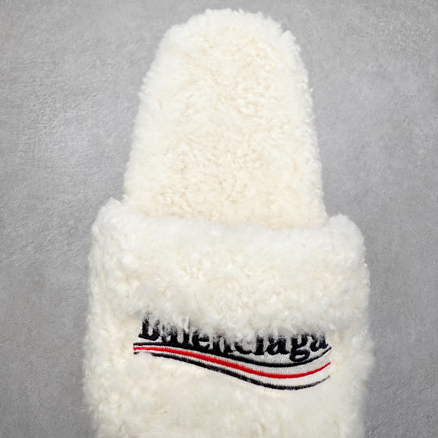 图片[5]-Balenciaga 巴黎世家 2023顶级专柜 秋冬限定 巴黎世家羊毛毛拖拖鞋 巴黎时装周新款 小红书推荐 ➤ 原版开模 代购版本 ➤ 进口小羊毛 ➤ 原版字母拼色 ➤ 原版私膜发泡大底 ➤ 全套专柜包装 尺码：35 36 37 38 39 40 41 42 43 44 45-选品中心