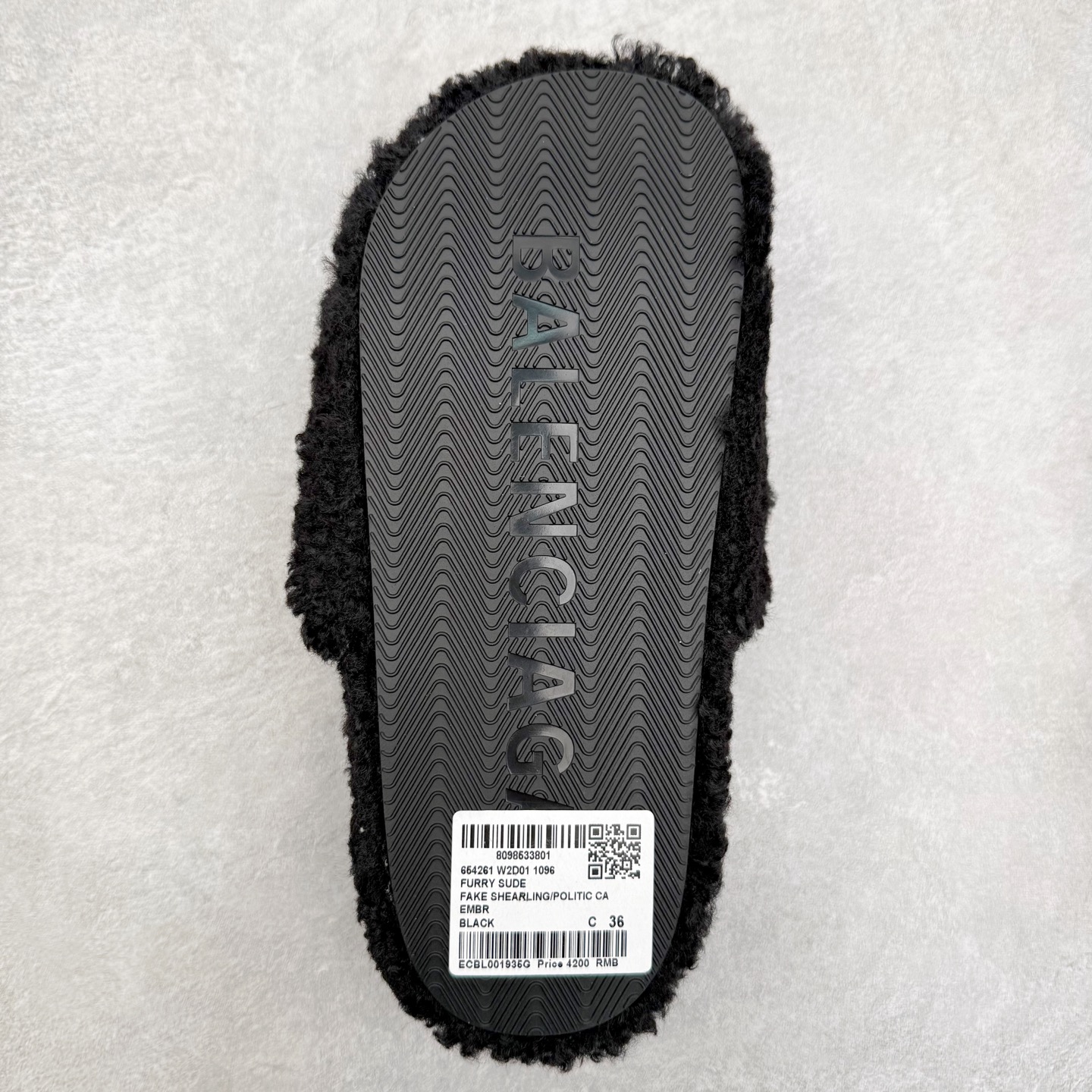 图片[9]-Balenciaga 巴黎世家 2023顶级专柜 秋冬限定 巴黎世家羊毛毛拖拖鞋 巴黎时装周新款 小红书推荐 ➤ 原版开模 代购版本 ➤ 进口小羊毛 ➤ 原版字母拼色 ➤ 原版私膜发泡大底 ➤ 全套专柜包装 尺码：35 36 37 38 39 40 41 42 43 44 45-选品中心