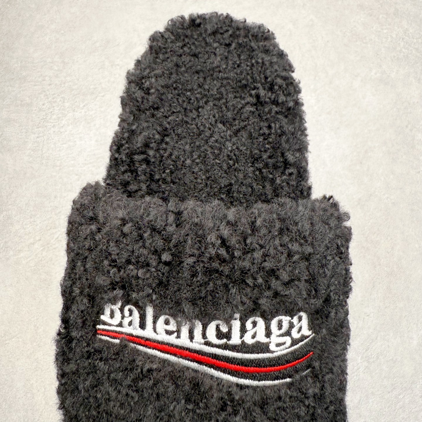 图片[5]-Balenciaga 巴黎世家 2023顶级专柜 秋冬限定 巴黎世家羊毛毛拖拖鞋 巴黎时装周新款 小红书推荐 ➤ 原版开模 代购版本 ➤ 进口小羊毛 ➤ 原版字母拼色 ➤ 原版私膜发泡大底 ➤ 全套专柜包装 尺码：35 36 37 38 39 40 41 42 43 44 45-选品中心