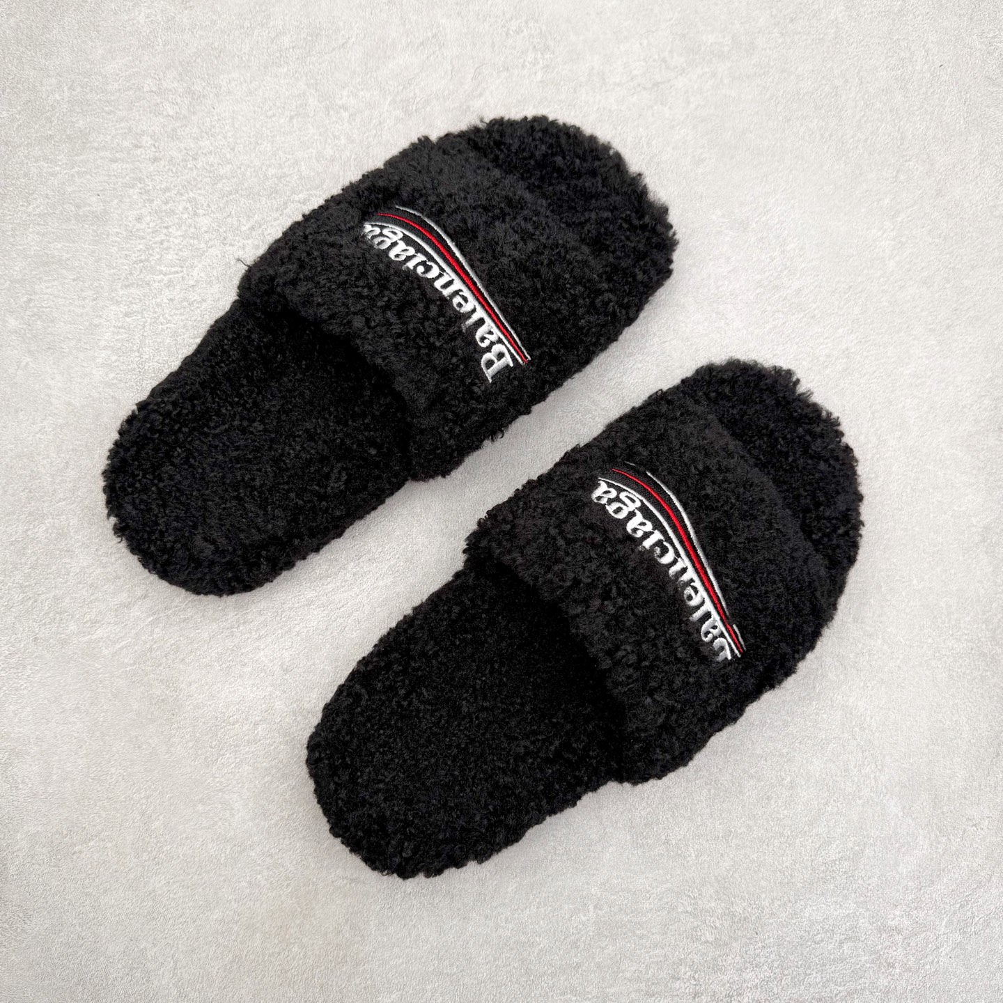 图片[3]-Balenciaga 巴黎世家 2023顶级专柜 秋冬限定 巴黎世家羊毛毛拖拖鞋 巴黎时装周新款 小红书推荐 ➤ 原版开模 代购版本 ➤ 进口小羊毛 ➤ 原版字母拼色 ➤ 原版私膜发泡大底 ➤ 全套专柜包装 尺码：35 36 37 38 39 40 41 42 43 44 45-选品中心