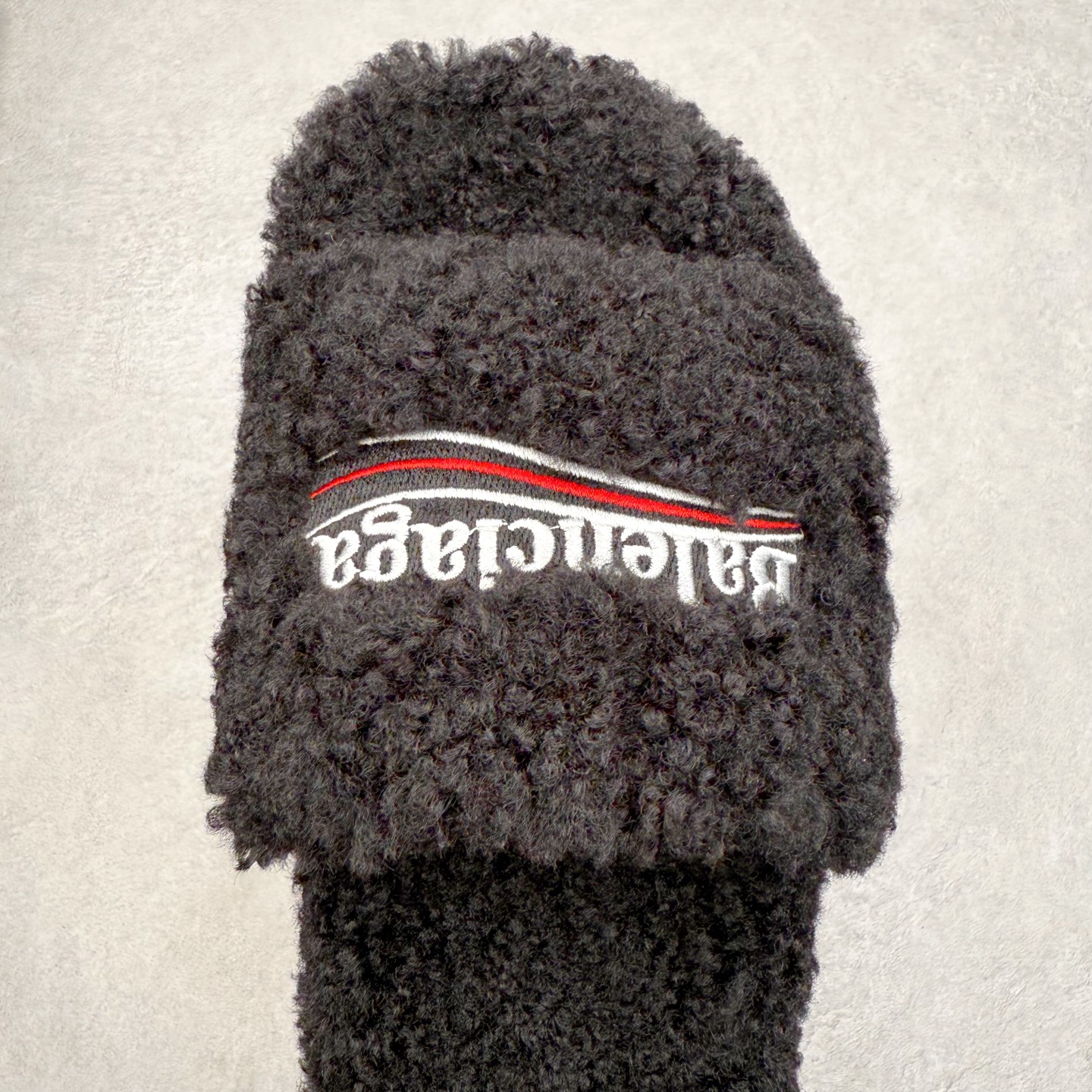 图片[4]-Balenciaga 巴黎世家 2023顶级专柜 秋冬限定 巴黎世家羊毛毛拖拖鞋 巴黎时装周新款 小红书推荐 ➤ 原版开模 代购版本 ➤ 进口小羊毛 ➤ 原版字母拼色 ➤ 原版私膜发泡大底 ➤ 全套专柜包装 尺码：35 36 37 38 39 40 41 42 43 44 45-选品中心