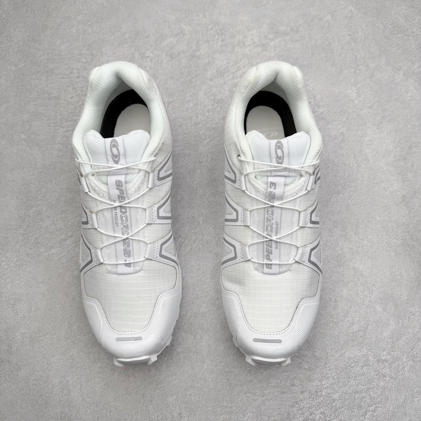 图片[2]-SALOMON 萨洛蒙 Speedcross 3 舒适轻盈减震包裹性支撑耐磨轻便低帮生活休闲鞋 男女同款 SALOMON诞生于1947年的法国阿尔卑斯山区，全球知名的户外运动品牌。一直致力于推动滑雪、越野跑等山地运动的发展及产品的进步。其产品设计致力于追求创新和发掘产品的性能极限，帮助喜欢自由的人在山地间不断挑战自我。实拍调校N版已经零色差零失真 百分百还原实物色彩所见即所得 不存在货不对板色差等低级问题 选购参考实物拍摄 不混卖不参货 只用心做好货严格选品 承诺混一赔十 尺码：36 36.5 37.5 38 38.5 39 40 40.5 41 42 42.5 43 44 44.5 45-选品中心