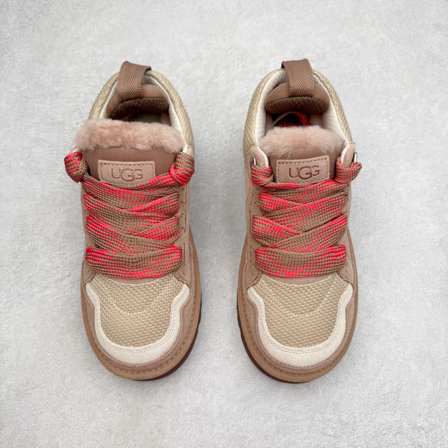 图片[2]-＃GX UGG 4032 梅尔秋冬羊皮毛一体雪地靴 全鞋采用ZP同厂 隆丰A级澳洲进口羊皮毛一体 品牌代工厂生产线 完全遵循ZP工艺流程 代工厂原厂版师 秉承无原鞋不开发选择 注重每一处细节 市面最正版型 TREADLITE\\\”轻翼\\\”科技外底 轻便/耐用/柔韧/桩型【售后郑重承诺】一个月内若出现重大脱胶/断底等质量问题 直接为您换新！尺码：35 36 37 38 39 40 41 42 43-选品中心