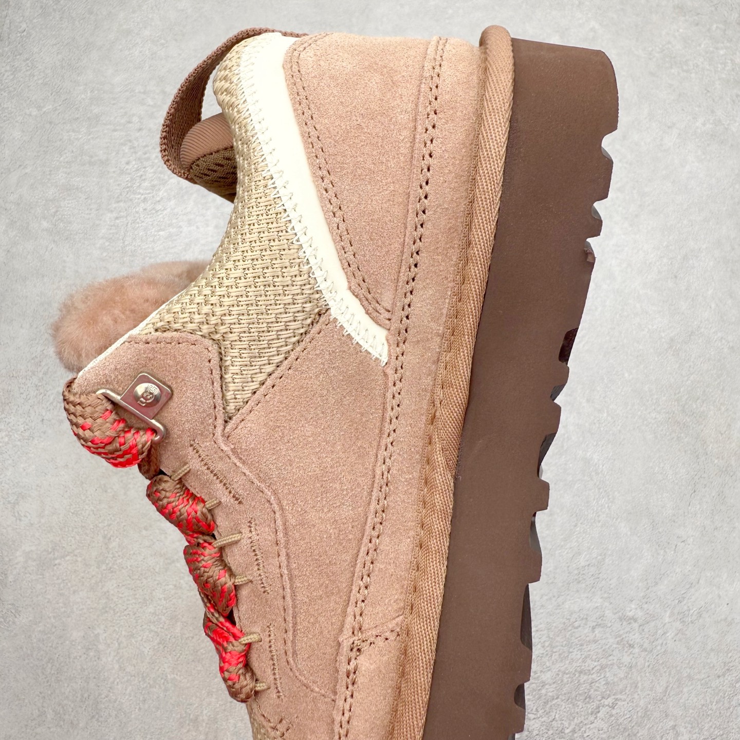 图片[7]-＃GX UGG 4032 梅尔秋冬羊皮毛一体雪地靴 全鞋采用ZP同厂 隆丰A级澳洲进口羊皮毛一体 品牌代工厂生产线 完全遵循ZP工艺流程 代工厂原厂版师 秉承无原鞋不开发选择 注重每一处细节 市面最正版型 TREADLITE\\\”轻翼\\\”科技外底 轻便/耐用/柔韧/桩型【售后郑重承诺】一个月内若出现重大脱胶/断底等质量问题 直接为您换新！尺码：35 36 37 38 39 40 41 42 43-选品中心