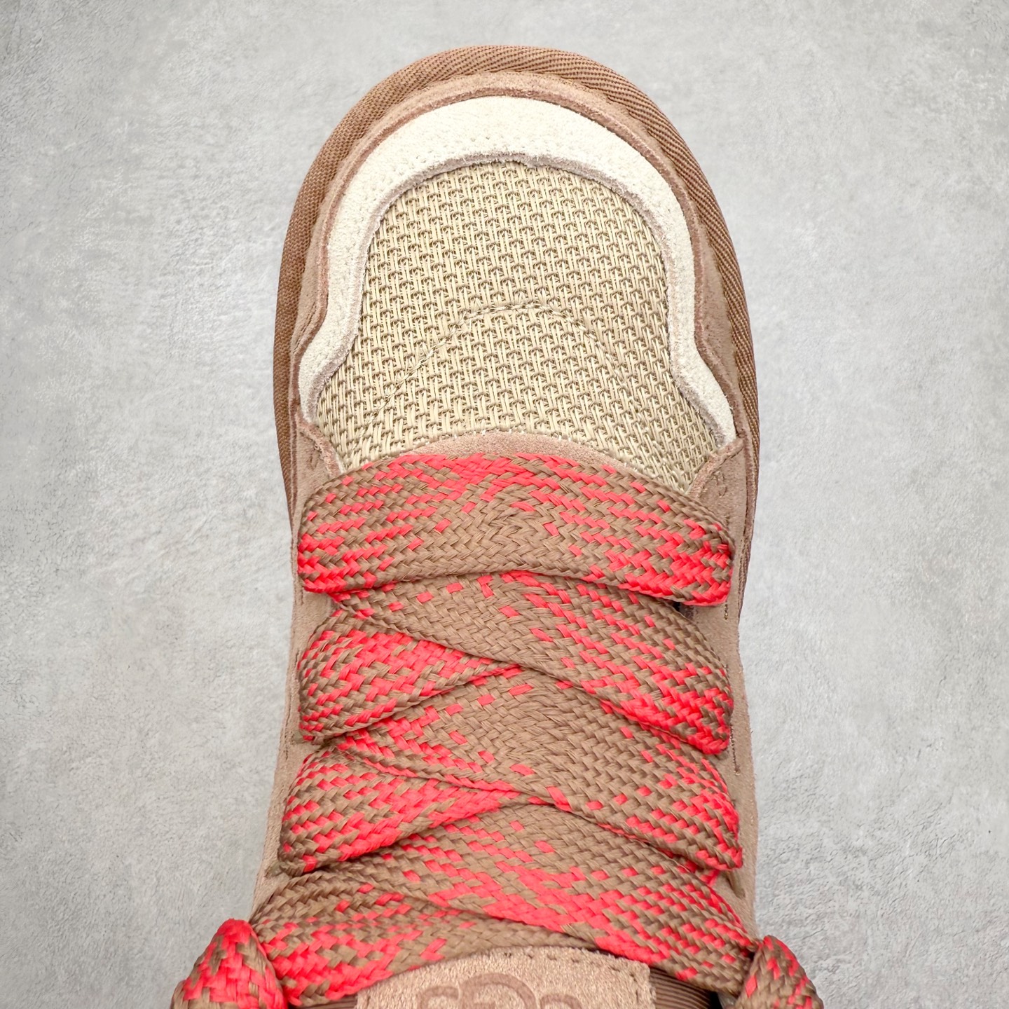 图片[4]-＃GX UGG 4032 梅尔秋冬羊皮毛一体雪地靴 全鞋采用ZP同厂 隆丰A级澳洲进口羊皮毛一体 品牌代工厂生产线 完全遵循ZP工艺流程 代工厂原厂版师 秉承无原鞋不开发选择 注重每一处细节 市面最正版型 TREADLITE\\\”轻翼\\\”科技外底 轻便/耐用/柔韧/桩型【售后郑重承诺】一个月内若出现重大脱胶/断底等质量问题 直接为您换新！尺码：35 36 37 38 39 40 41 42 43-选品中心