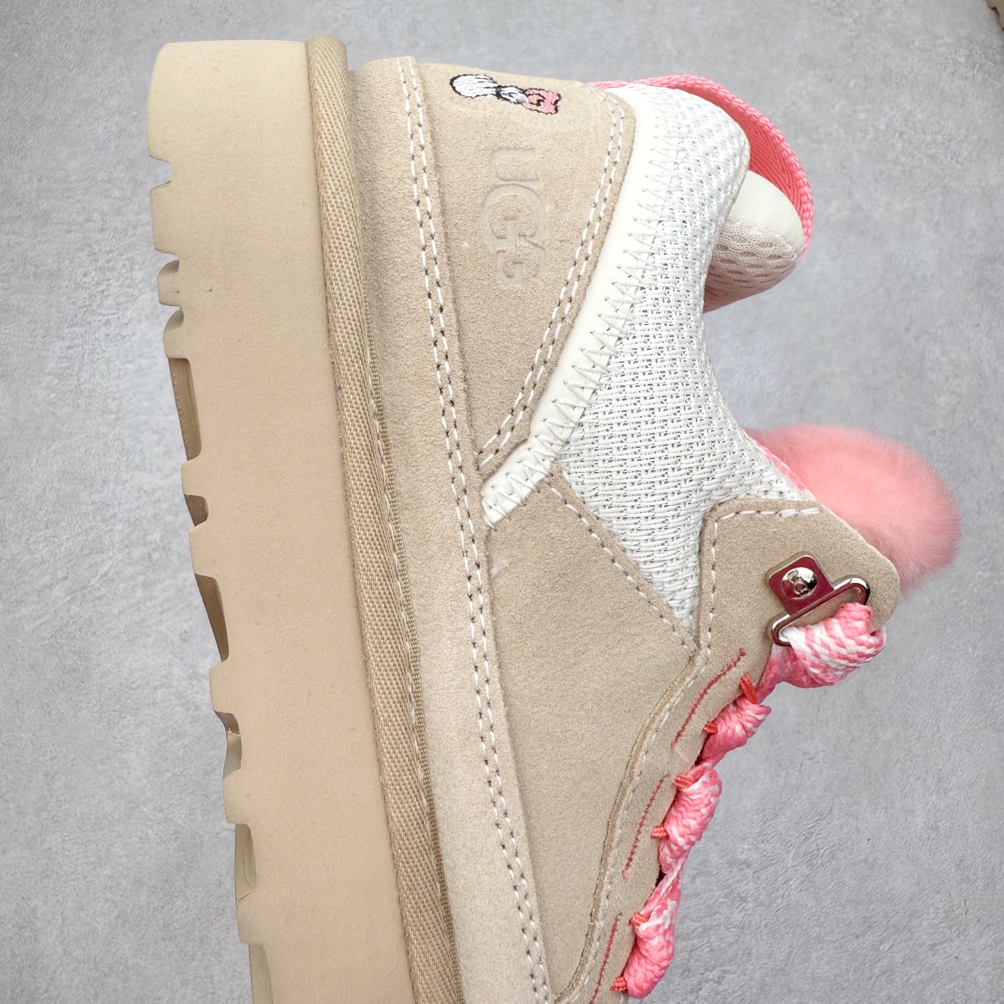 图片[6]-＃GX UGG 4032 梅尔秋冬羊皮毛一体雪地靴 全鞋采用ZP同厂 隆丰A级澳洲进口羊皮毛一体 品牌代工厂生产线 完全遵循ZP工艺流程 代工厂原厂版师 秉承无原鞋不开发选择 注重每一处细节 市面最正版型 TREADLITE\\\”轻翼\\\”科技外底 轻便/耐用/柔韧/桩型【售后郑重承诺】一个月内若出现重大脱胶/断底等质量问题 直接为您换新！尺码：35 36 37 38 39 40 41 42 43-选品中心