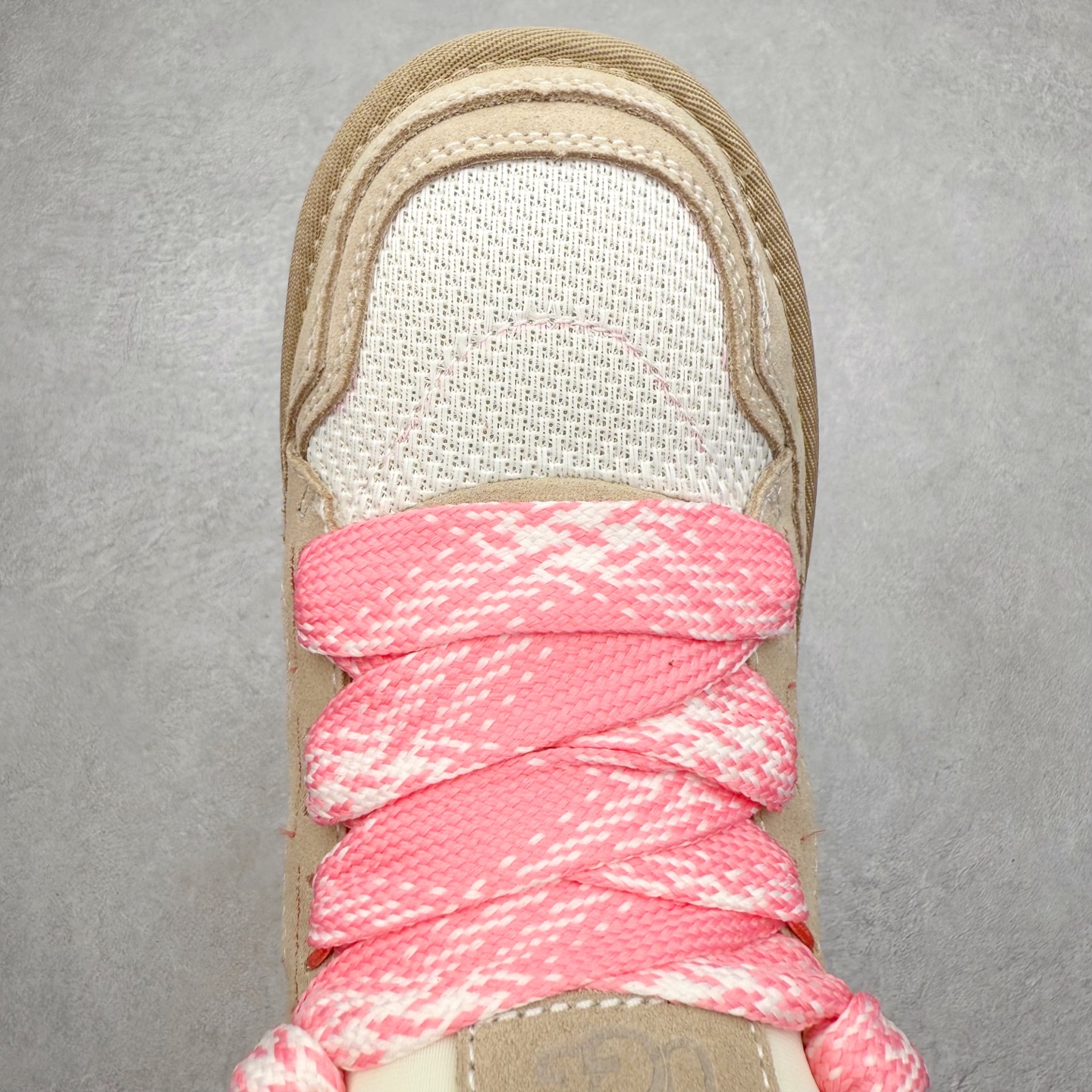 图片[4]-＃GX UGG 4032 梅尔秋冬羊皮毛一体雪地靴 全鞋采用ZP同厂 隆丰A级澳洲进口羊皮毛一体 品牌代工厂生产线 完全遵循ZP工艺流程 代工厂原厂版师 秉承无原鞋不开发选择 注重每一处细节 市面最正版型 TREADLITE\\\”轻翼\\\”科技外底 轻便/耐用/柔韧/桩型【售后郑重承诺】一个月内若出现重大脱胶/断底等质量问题 直接为您换新！尺码：35 36 37 38 39 40 41 42 43-选品中心