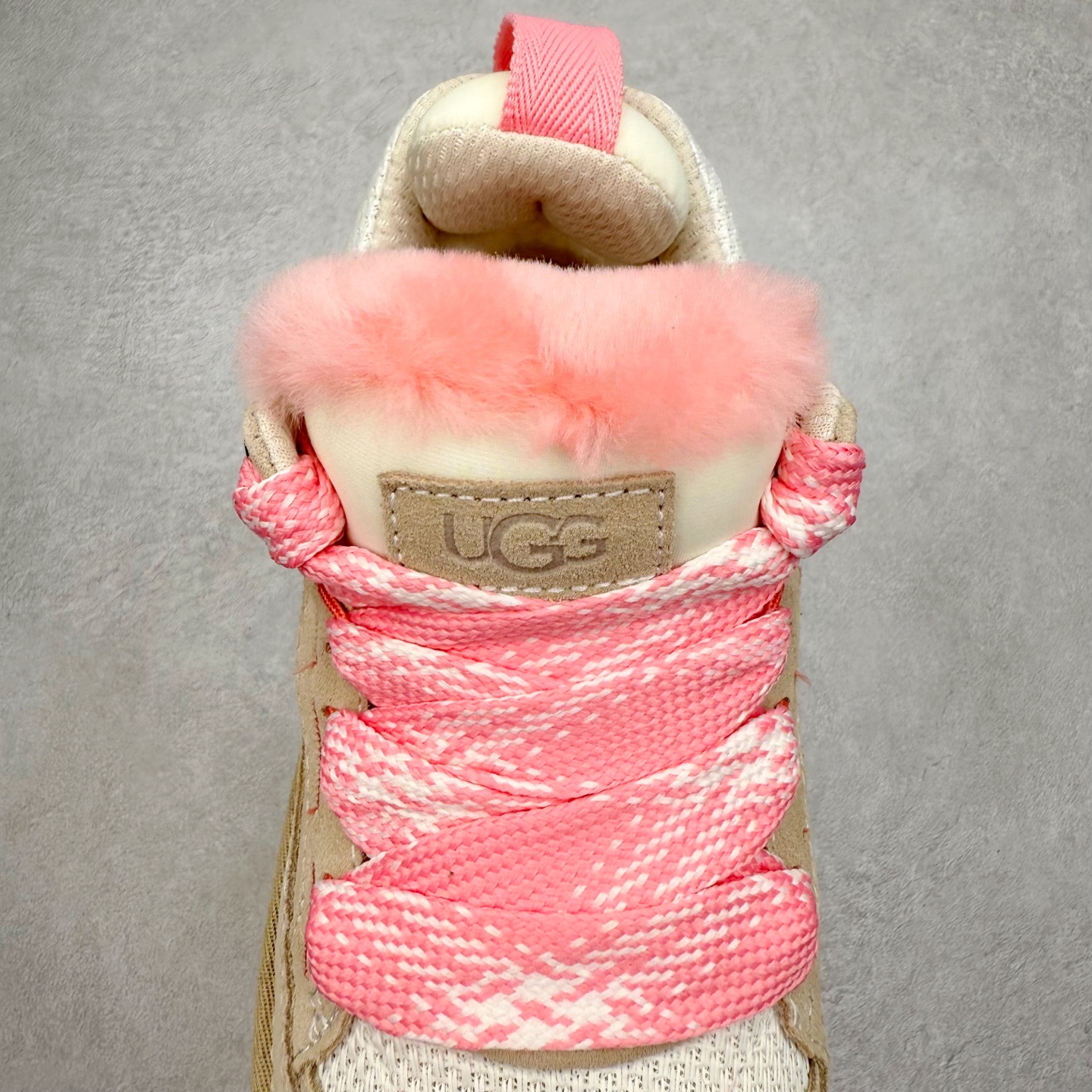 图片[5]-＃GX UGG 4032 梅尔秋冬羊皮毛一体雪地靴 全鞋采用ZP同厂 隆丰A级澳洲进口羊皮毛一体 品牌代工厂生产线 完全遵循ZP工艺流程 代工厂原厂版师 秉承无原鞋不开发选择 注重每一处细节 市面最正版型 TREADLITE\\\”轻翼\\\”科技外底 轻便/耐用/柔韧/桩型【售后郑重承诺】一个月内若出现重大脱胶/断底等质量问题 直接为您换新！尺码：35 36 37 38 39 40 41 42 43-选品中心