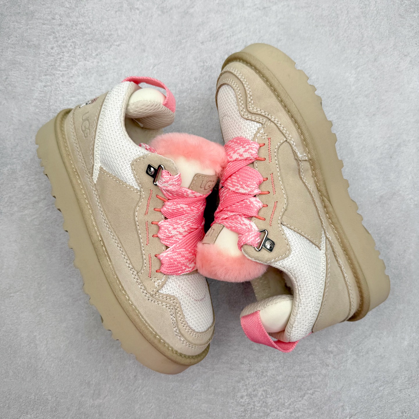 图片[3]-＃GX UGG 4032 梅尔秋冬羊皮毛一体雪地靴 全鞋采用ZP同厂 隆丰A级澳洲进口羊皮毛一体 品牌代工厂生产线 完全遵循ZP工艺流程 代工厂原厂版师 秉承无原鞋不开发选择 注重每一处细节 市面最正版型 TREADLITE\\\”轻翼\\\”科技外底 轻便/耐用/柔韧/桩型【售后郑重承诺】一个月内若出现重大脱胶/断底等质量问题 直接为您换新！尺码：35 36 37 38 39 40 41 42 43-选品中心