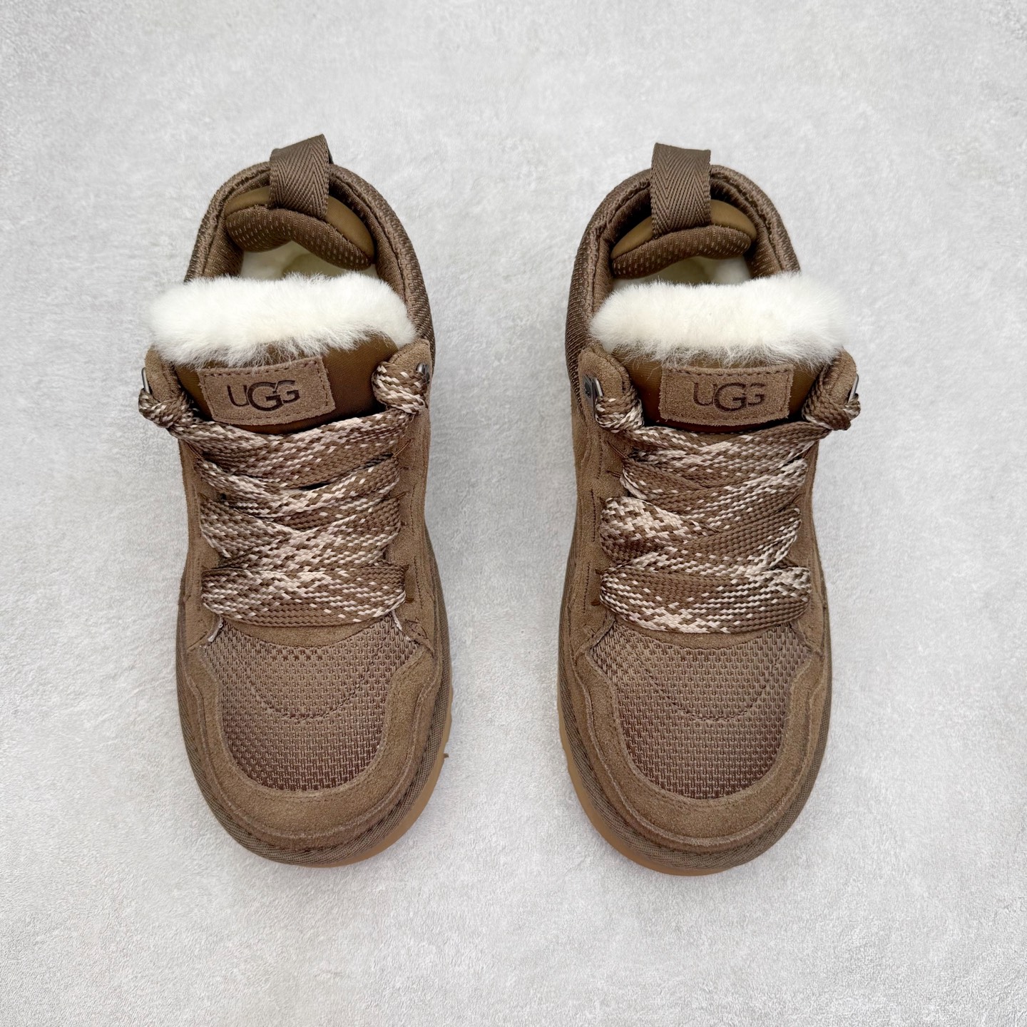 图片[2]-＃GX UGG 4032 梅尔秋冬羊皮毛一体雪地靴 全鞋采用ZP同厂 隆丰A级澳洲进口羊皮毛一体 品牌代工厂生产线 完全遵循ZP工艺流程 代工厂原厂版师 秉承无原鞋不开发选择 注重每一处细节 市面最正版型 TREADLITE\\\”轻翼\\\”科技外底 轻便/耐用/柔韧/桩型【售后郑重承诺】一个月内若出现重大脱胶/断底等质量问题 直接为您换新！尺码：35 36 37 38 39 40 41 42 43-选品中心