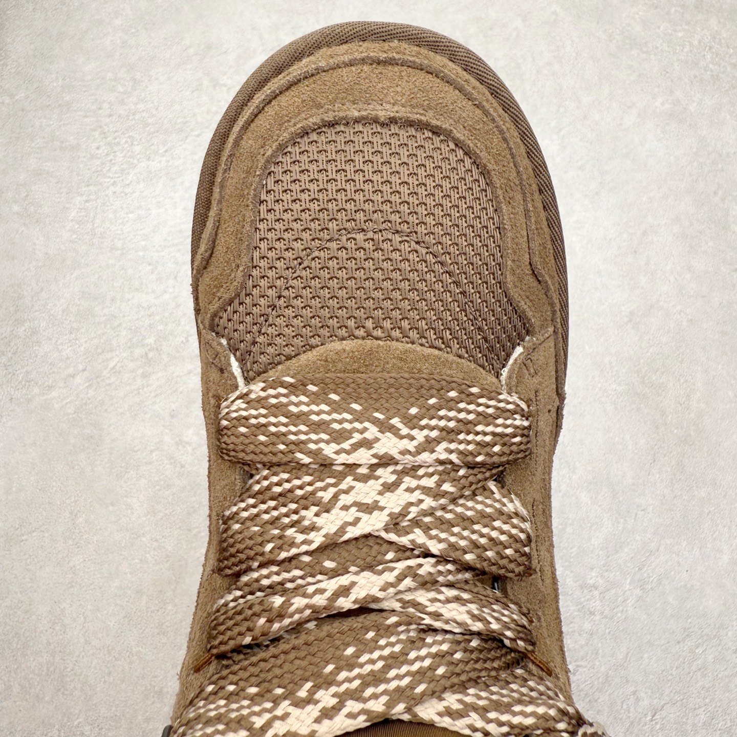 图片[4]-＃GX UGG 4032 梅尔秋冬羊皮毛一体雪地靴 全鞋采用ZP同厂 隆丰A级澳洲进口羊皮毛一体 品牌代工厂生产线 完全遵循ZP工艺流程 代工厂原厂版师 秉承无原鞋不开发选择 注重每一处细节 市面最正版型 TREADLITE\\\”轻翼\\\”科技外底 轻便/耐用/柔韧/桩型【售后郑重承诺】一个月内若出现重大脱胶/断底等质量问题 直接为您换新！尺码：35 36 37 38 39 40 41 42 43-选品中心