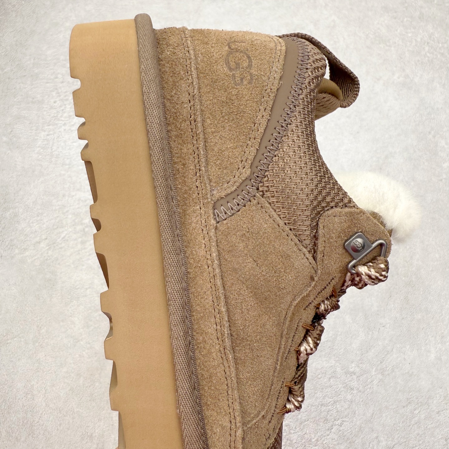 图片[6]-＃GX UGG 4032 梅尔秋冬羊皮毛一体雪地靴 全鞋采用ZP同厂 隆丰A级澳洲进口羊皮毛一体 品牌代工厂生产线 完全遵循ZP工艺流程 代工厂原厂版师 秉承无原鞋不开发选择 注重每一处细节 市面最正版型 TREADLITE\\\”轻翼\\\”科技外底 轻便/耐用/柔韧/桩型【售后郑重承诺】一个月内若出现重大脱胶/断底等质量问题 直接为您换新！尺码：35 36 37 38 39 40 41 42 43-选品中心