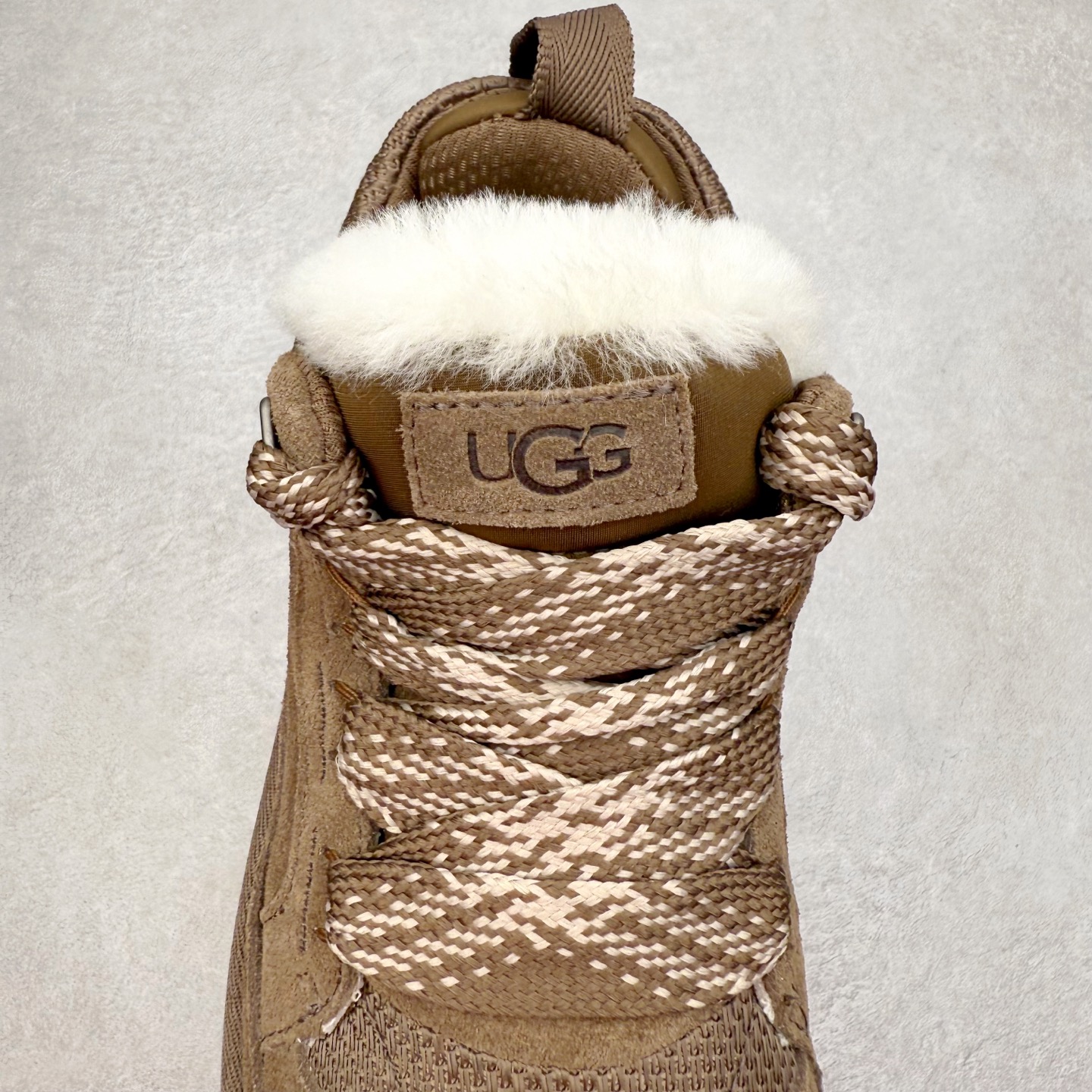 图片[5]-＃GX UGG 4032 梅尔秋冬羊皮毛一体雪地靴 全鞋采用ZP同厂 隆丰A级澳洲进口羊皮毛一体 品牌代工厂生产线 完全遵循ZP工艺流程 代工厂原厂版师 秉承无原鞋不开发选择 注重每一处细节 市面最正版型 TREADLITE\\\”轻翼\\\”科技外底 轻便/耐用/柔韧/桩型【售后郑重承诺】一个月内若出现重大脱胶/断底等质量问题 直接为您换新！尺码：35 36 37 38 39 40 41 42 43-选品中心