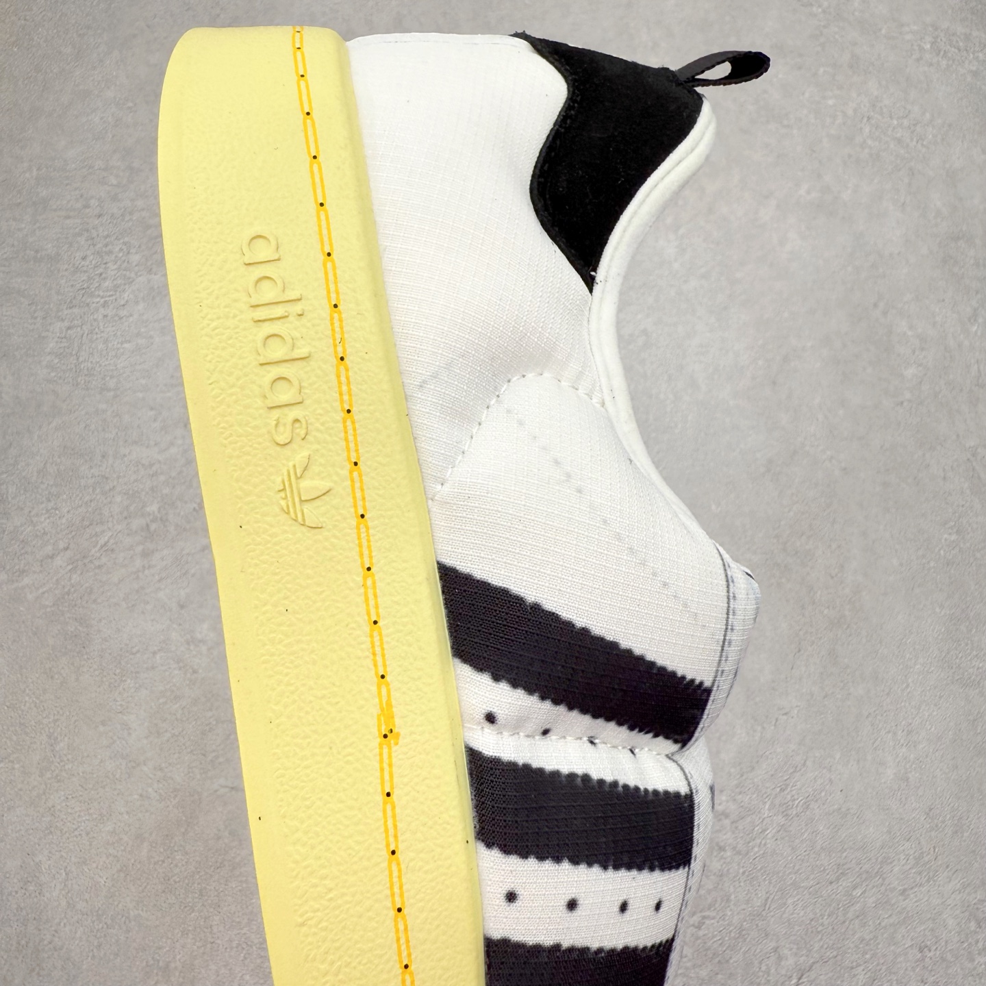 图片[6]-AD Originals Puffylette 一脚蹬袜套防水保暖面包鞋运动鞋 鞋面采用带有柔软内衬的编织材质制成 搭配鞋头显眼的 Three Stripes 图样 鞋跟与鞋垫亦有 Trefoil Logo 往下延伸则是搭载带有品牌标志的中底和橡胶外底 Originals Puffylette 首发配色为黑白主题配色 全新套穿式鞋款 Puffylette 释出 有柔软内衬的编织材质制成 搭配鞋头显眼的 Three Stripes 图样 尺码：28 29 30 31 32 33 34 35 36 37 38 39 40 41 42 43 44 45-选品中心