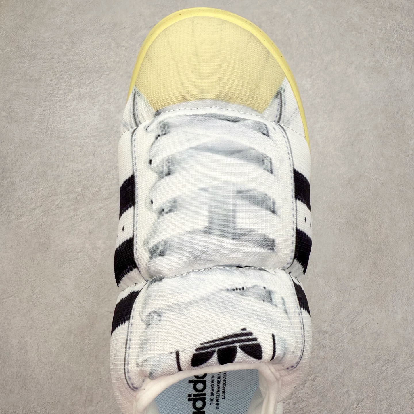 图片[4]-AD Originals Puffylette 一脚蹬袜套防水保暖面包鞋运动鞋 鞋面采用带有柔软内衬的编织材质制成 搭配鞋头显眼的 Three Stripes 图样 鞋跟与鞋垫亦有 Trefoil Logo 往下延伸则是搭载带有品牌标志的中底和橡胶外底 Originals Puffylette 首发配色为黑白主题配色 全新套穿式鞋款 Puffylette 释出 有柔软内衬的编织材质制成 搭配鞋头显眼的 Three Stripes 图样 尺码：28 29 30 31 32 33 34 35 36 37 38 39 40 41 42 43 44 45-选品中心