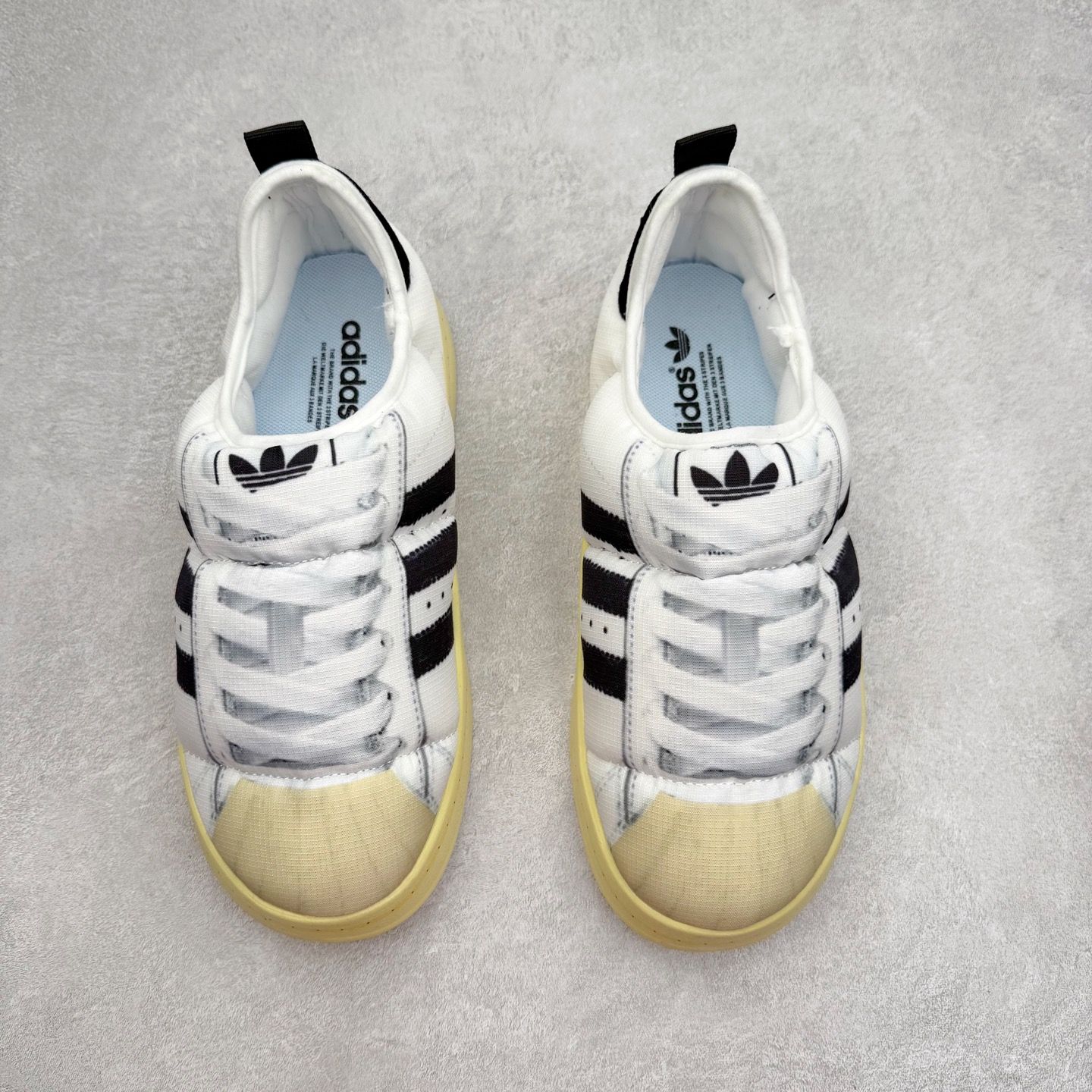 图片[2]-AD Originals Puffylette 一脚蹬袜套防水保暖面包鞋运动鞋 鞋面采用带有柔软内衬的编织材质制成 搭配鞋头显眼的 Three Stripes 图样 鞋跟与鞋垫亦有 Trefoil Logo 往下延伸则是搭载带有品牌标志的中底和橡胶外底 Originals Puffylette 首发配色为黑白主题配色 全新套穿式鞋款 Puffylette 释出 有柔软内衬的编织材质制成 搭配鞋头显眼的 Three Stripes 图样 尺码：28 29 30 31 32 33 34 35 36 37 38 39 40 41 42 43 44 45-选品中心