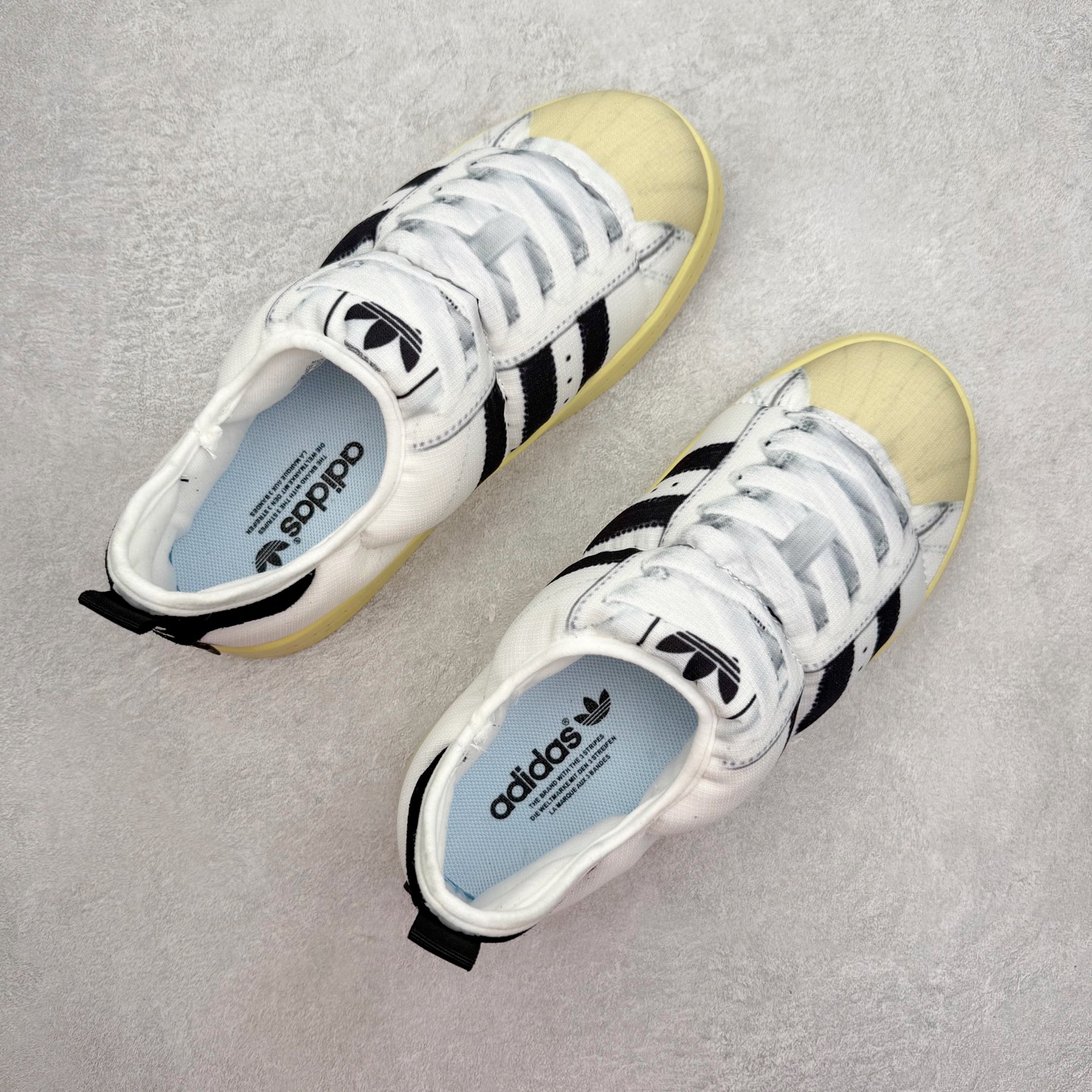 图片[3]-AD Originals Puffylette 一脚蹬袜套防水保暖面包鞋运动鞋 鞋面采用带有柔软内衬的编织材质制成 搭配鞋头显眼的 Three Stripes 图样 鞋跟与鞋垫亦有 Trefoil Logo 往下延伸则是搭载带有品牌标志的中底和橡胶外底 Originals Puffylette 首发配色为黑白主题配色 全新套穿式鞋款 Puffylette 释出 有柔软内衬的编织材质制成 搭配鞋头显眼的 Three Stripes 图样 尺码：28 29 30 31 32 33 34 35 36 37 38 39 40 41 42 43 44 45-选品中心