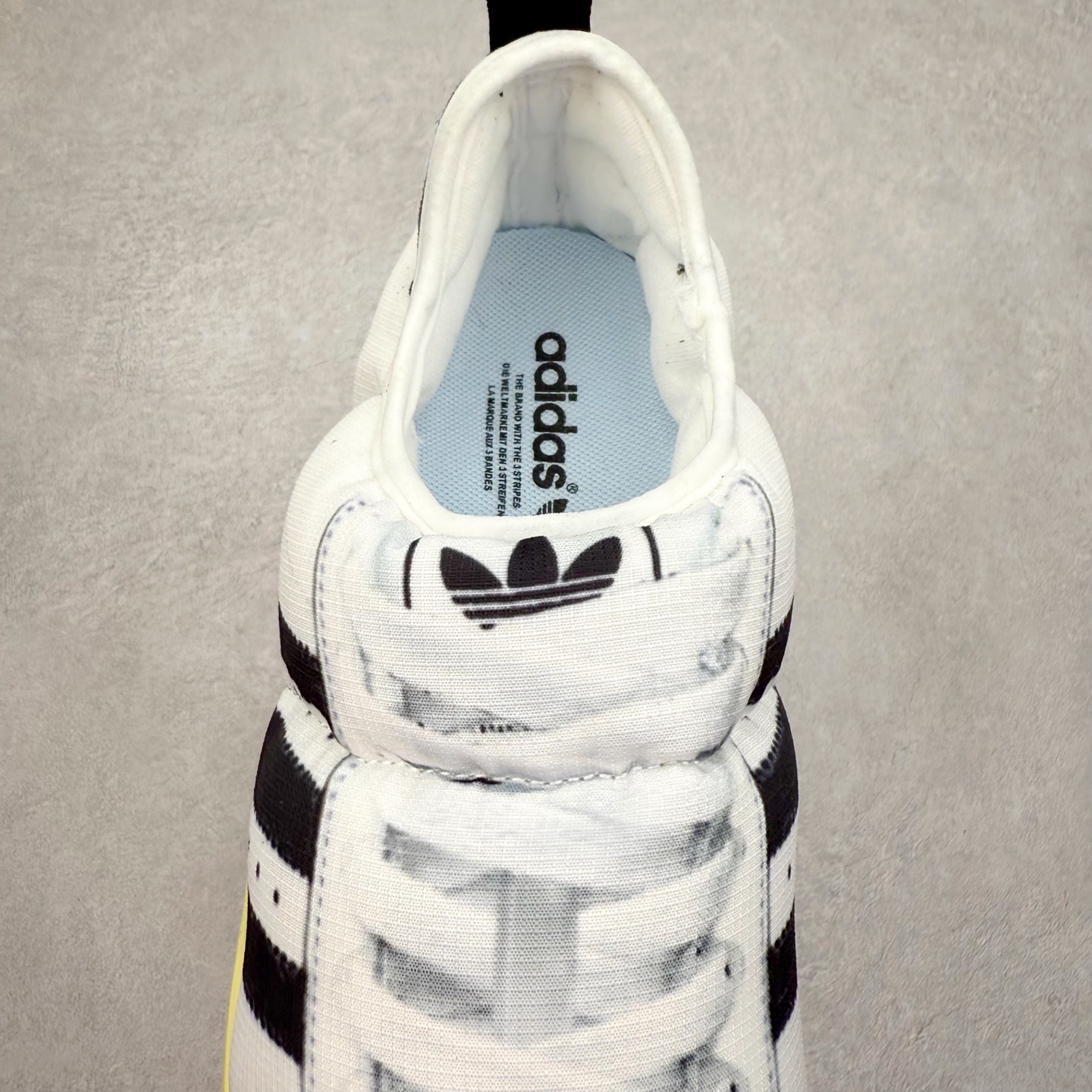 图片[5]-AD Originals Puffylette 一脚蹬袜套防水保暖面包鞋运动鞋 鞋面采用带有柔软内衬的编织材质制成 搭配鞋头显眼的 Three Stripes 图样 鞋跟与鞋垫亦有 Trefoil Logo 往下延伸则是搭载带有品牌标志的中底和橡胶外底 Originals Puffylette 首发配色为黑白主题配色 全新套穿式鞋款 Puffylette 释出 有柔软内衬的编织材质制成 搭配鞋头显眼的 Three Stripes 图样 尺码：28 29 30 31 32 33 34 35 36 37 38 39 40 41 42 43 44 45-选品中心