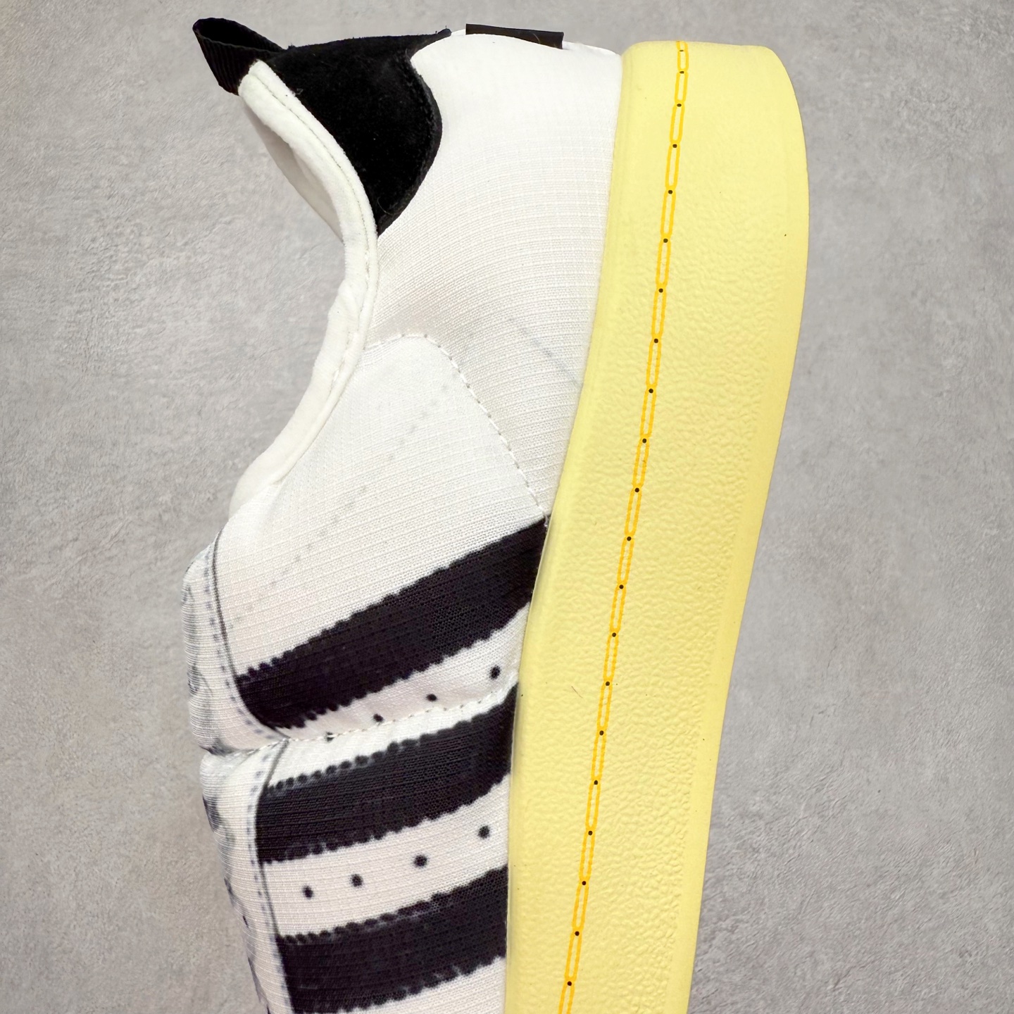 图片[7]-AD Originals Puffylette 一脚蹬袜套防水保暖面包鞋运动鞋 鞋面采用带有柔软内衬的编织材质制成 搭配鞋头显眼的 Three Stripes 图样 鞋跟与鞋垫亦有 Trefoil Logo 往下延伸则是搭载带有品牌标志的中底和橡胶外底 Originals Puffylette 首发配色为黑白主题配色 全新套穿式鞋款 Puffylette 释出 有柔软内衬的编织材质制成 搭配鞋头显眼的 Three Stripes 图样 尺码：28 29 30 31 32 33 34 35 36 37 38 39 40 41 42 43 44 45-选品中心