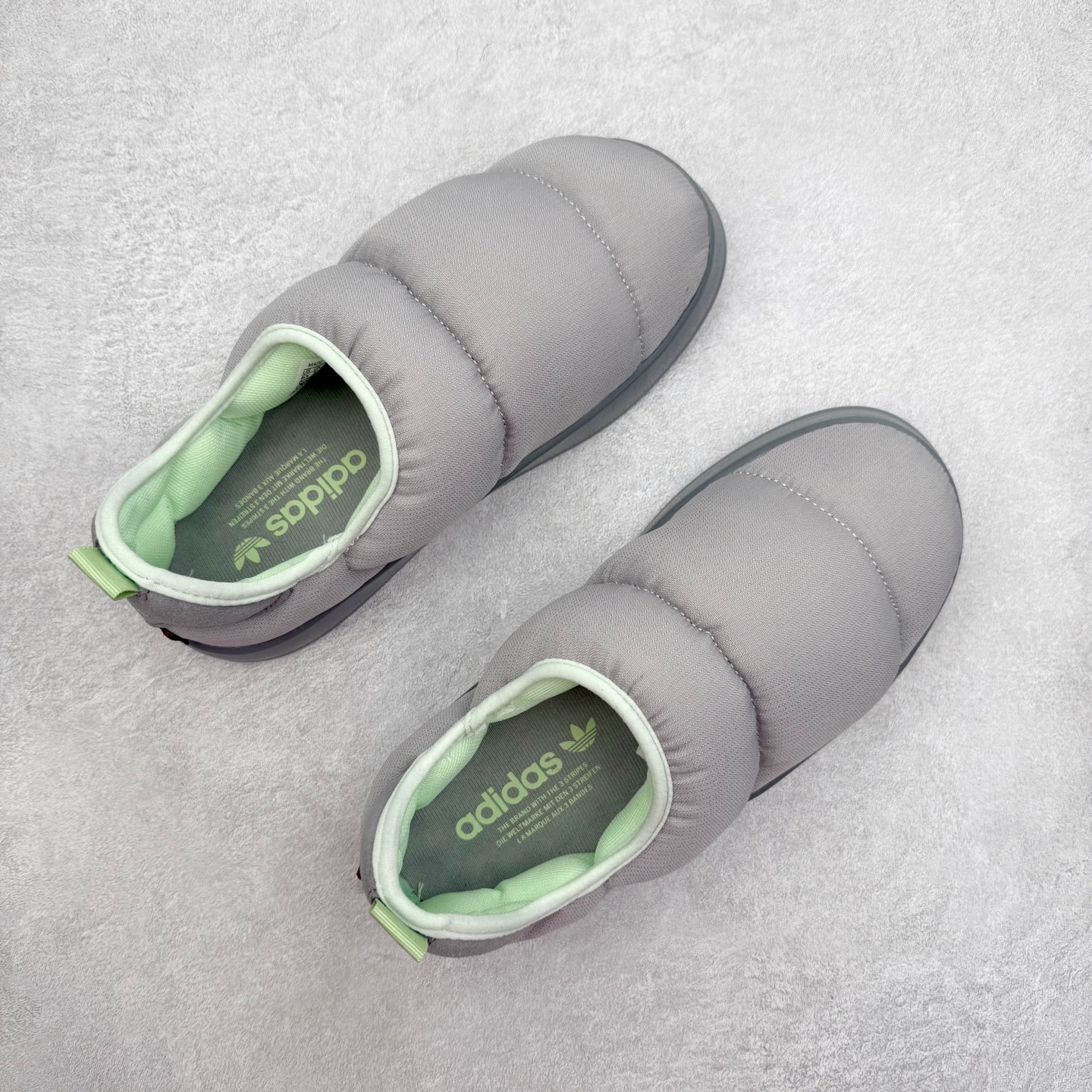 图片[3]-AD Originals Puffylette 一脚蹬袜套防水保暖面包鞋运动鞋 鞋面采用带有柔软内衬的编织材质制成 搭配鞋头显眼的 Three Stripes 图样 鞋跟与鞋垫亦有 Trefoil Logo 往下延伸则是搭载带有品牌标志的中底和橡胶外底 Originals Puffylette 首发配色为黑白主题配色 全新套穿式鞋款 Puffylette 释出 有柔软内衬的编织材质制成 搭配鞋头显眼的 Three Stripes 图样 尺码：28 29 30 31 32 33 34 35 36 37 38 39 40 41 42 43 44 45-选品中心