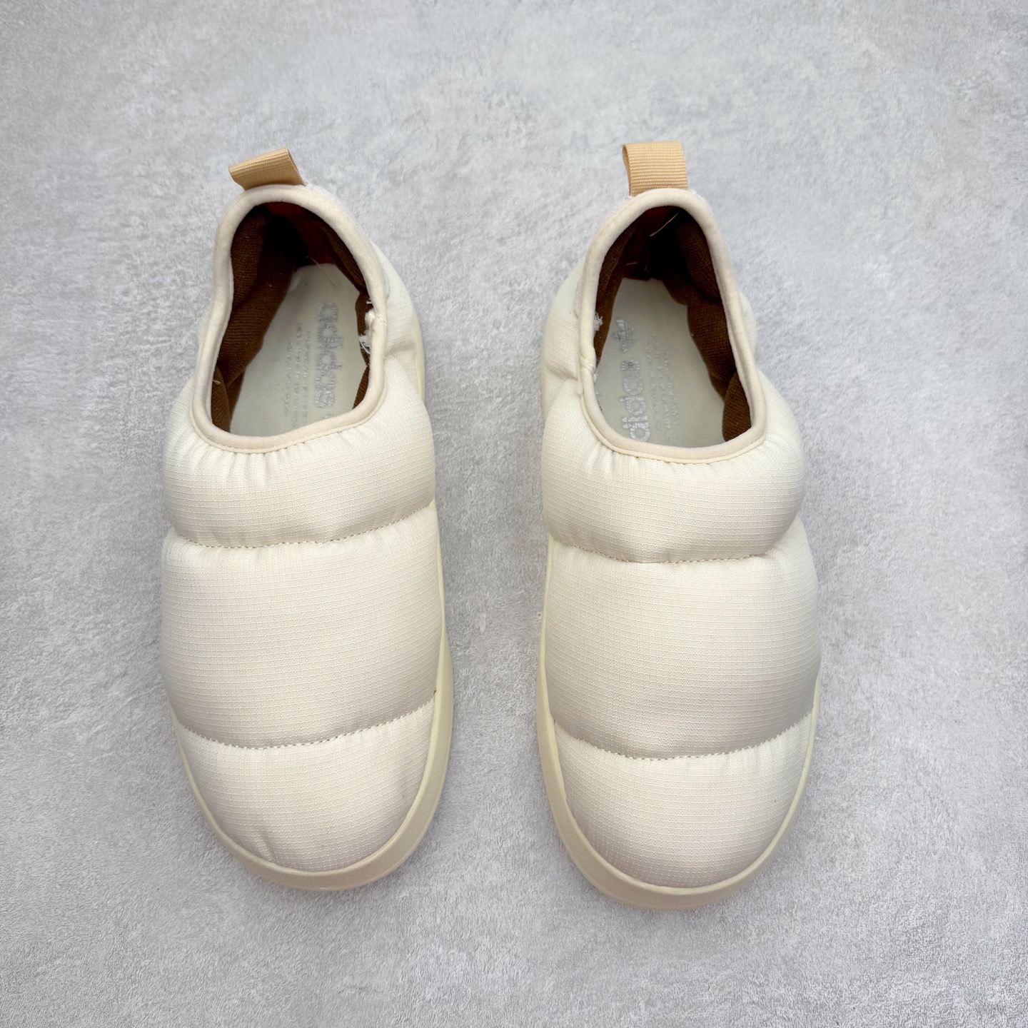 图片[2]-AD Originals Puffylette 一脚蹬袜套防水保暖面包鞋运动鞋 鞋面采用带有柔软内衬的编织材质制成 搭配鞋头显眼的 Three Stripes 图样 鞋跟与鞋垫亦有 Trefoil Logo 往下延伸则是搭载带有品牌标志的中底和橡胶外底 Originals Puffylette 首发配色为黑白主题配色 全新套穿式鞋款 Puffylette 释出 有柔软内衬的编织材质制成 搭配鞋头显眼的 Three Stripes 图样 尺码：28 29 30 31 32 33 34 35 36 37 38 39 40 41 42 43 44 45-选品中心