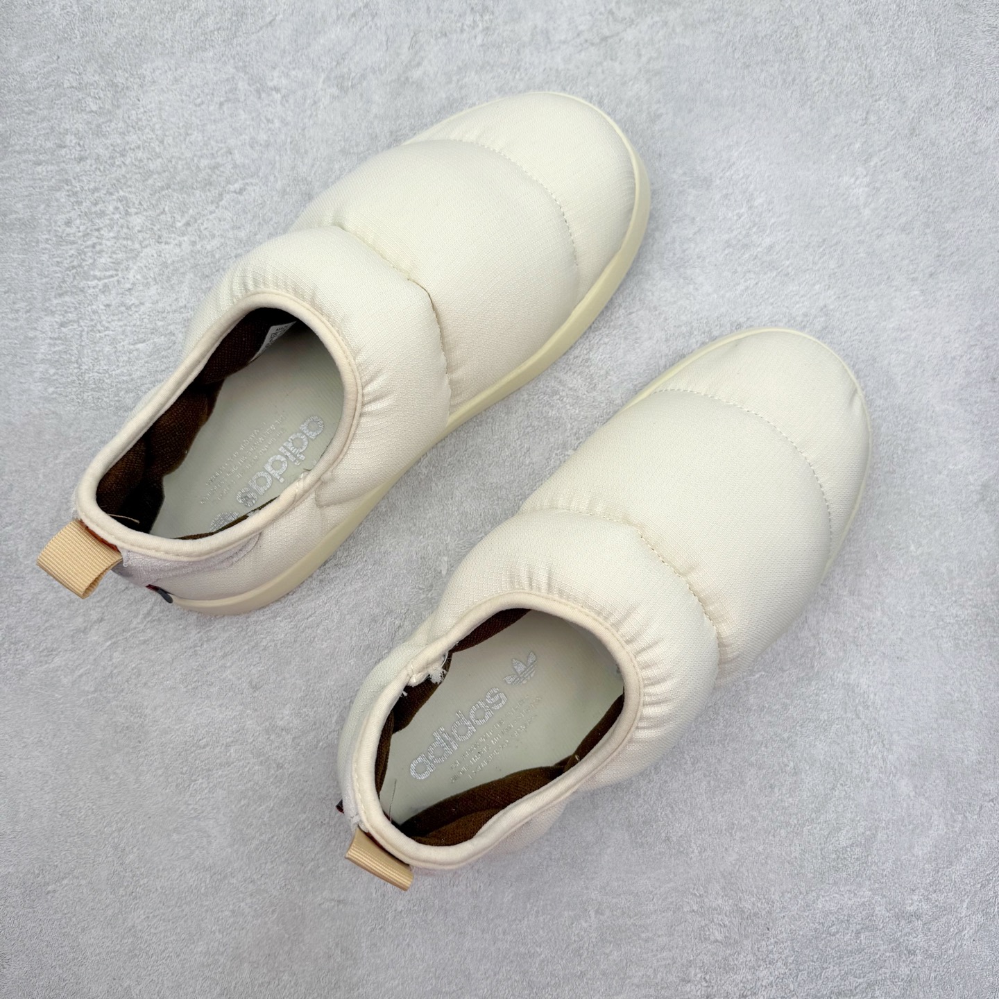 图片[3]-AD Originals Puffylette 一脚蹬袜套防水保暖面包鞋运动鞋 鞋面采用带有柔软内衬的编织材质制成 搭配鞋头显眼的 Three Stripes 图样 鞋跟与鞋垫亦有 Trefoil Logo 往下延伸则是搭载带有品牌标志的中底和橡胶外底 Originals Puffylette 首发配色为黑白主题配色 全新套穿式鞋款 Puffylette 释出 有柔软内衬的编织材质制成 搭配鞋头显眼的 Three Stripes 图样 尺码：28 29 30 31 32 33 34 35 36 37 38 39 40 41 42 43 44 45-选品中心