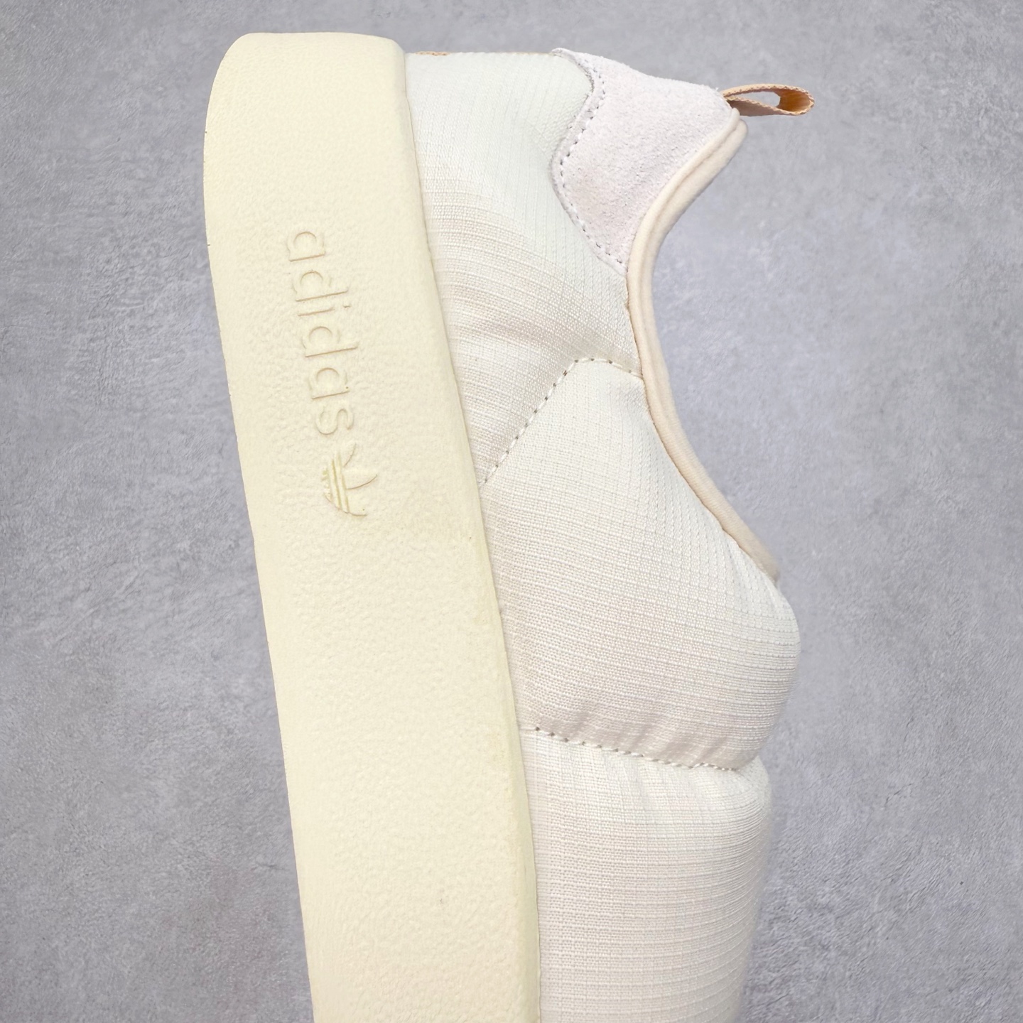 图片[6]-AD Originals Puffylette 一脚蹬袜套防水保暖面包鞋运动鞋 鞋面采用带有柔软内衬的编织材质制成 搭配鞋头显眼的 Three Stripes 图样 鞋跟与鞋垫亦有 Trefoil Logo 往下延伸则是搭载带有品牌标志的中底和橡胶外底 Originals Puffylette 首发配色为黑白主题配色 全新套穿式鞋款 Puffylette 释出 有柔软内衬的编织材质制成 搭配鞋头显眼的 Three Stripes 图样 尺码：28 29 30 31 32 33 34 35 36 37 38 39 40 41 42 43 44 45-选品中心