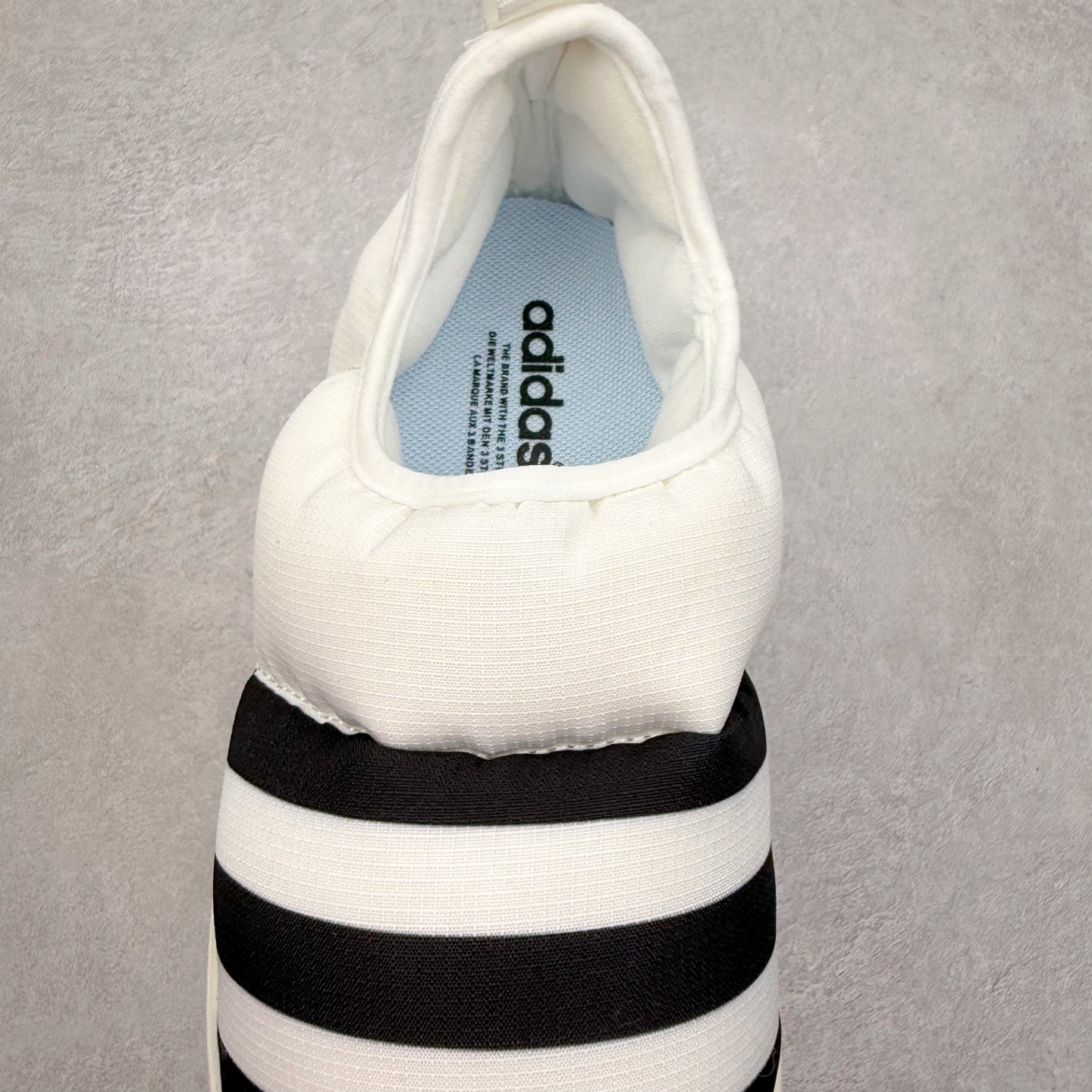 图片[5]-AD Originals Puffylette 一脚蹬袜套防水保暖面包鞋运动鞋 鞋面采用带有柔软内衬的编织材质制成 搭配鞋头显眼的 Three Stripes 图样 鞋跟与鞋垫亦有 Trefoil Logo 往下延伸则是搭载带有品牌标志的中底和橡胶外底 Originals Puffylette 首发配色为黑白主题配色 全新套穿式鞋款 Puffylette 释出 有柔软内衬的编织材质制成 搭配鞋头显眼的 Three Stripes 图样 尺码：28 29 30 31 32 33 34 35 36 37 38 39 40 41 42 43 44 45-选品中心