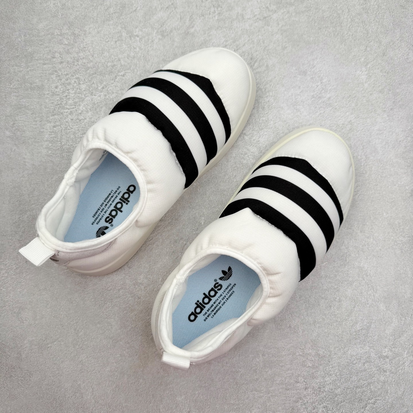 图片[3]-AD Originals Puffylette 一脚蹬袜套防水保暖面包鞋运动鞋 鞋面采用带有柔软内衬的编织材质制成 搭配鞋头显眼的 Three Stripes 图样 鞋跟与鞋垫亦有 Trefoil Logo 往下延伸则是搭载带有品牌标志的中底和橡胶外底 Originals Puffylette 首发配色为黑白主题配色 全新套穿式鞋款 Puffylette 释出 有柔软内衬的编织材质制成 搭配鞋头显眼的 Three Stripes 图样 尺码：28 29 30 31 32 33 34 35 36 37 38 39 40 41 42 43 44 45-选品中心