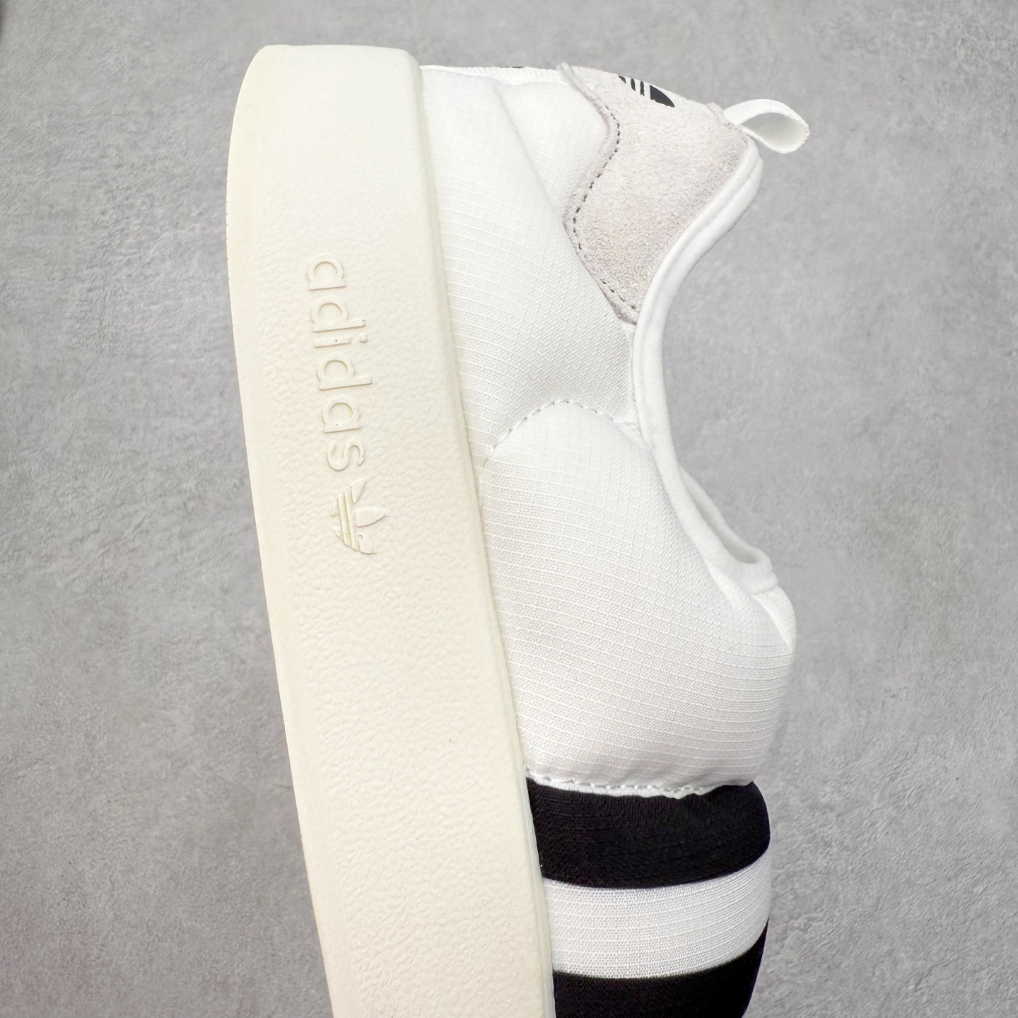 图片[6]-AD Originals Puffylette 一脚蹬袜套防水保暖面包鞋运动鞋 鞋面采用带有柔软内衬的编织材质制成 搭配鞋头显眼的 Three Stripes 图样 鞋跟与鞋垫亦有 Trefoil Logo 往下延伸则是搭载带有品牌标志的中底和橡胶外底 Originals Puffylette 首发配色为黑白主题配色 全新套穿式鞋款 Puffylette 释出 有柔软内衬的编织材质制成 搭配鞋头显眼的 Three Stripes 图样 尺码：28 29 30 31 32 33 34 35 36 37 38 39 40 41 42 43 44 45-选品中心