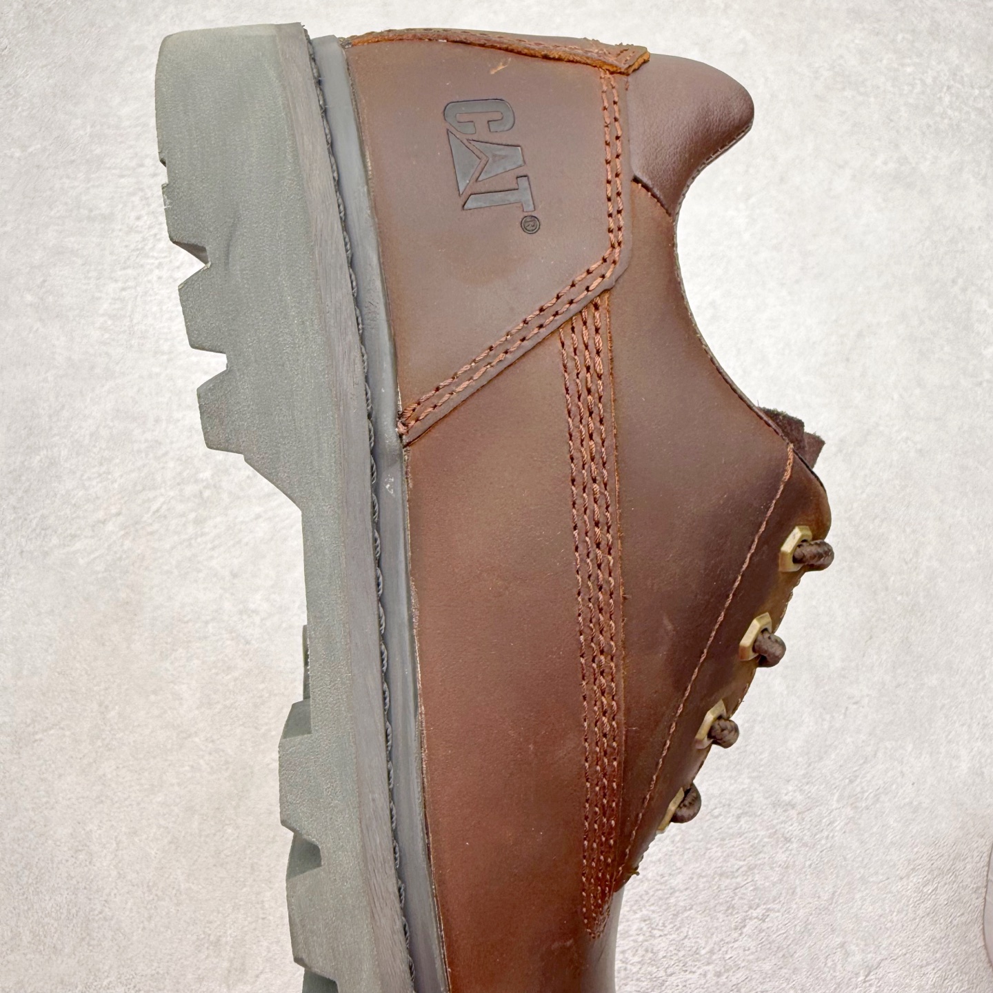 图片[6]-CAT/卡特 硬汉推土机品牌 经典百搭户外低帮休闲马丁靴 广东大厂品质 官网常年主打款 时尚潮流搭配 面料釆用意大利进口磨砂牛皮 全鞋真牛皮材料 大底到五金都是代工厂原材料制作 好货不杀猪 首单质量严格把控 全套官网统一包装 今年冬季防寒户外专用 日常随意搭配 型男必备 货号：P701268 尺码：39 40 41 42 43 44（皮鞋码）-选品中心