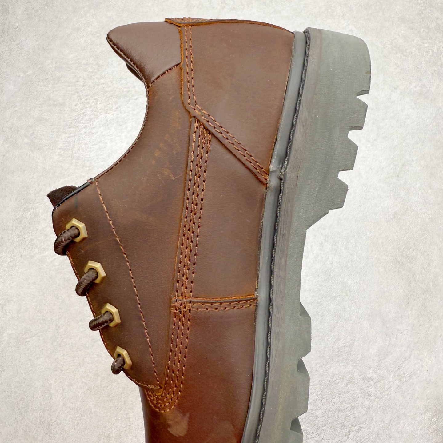 图片[7]-CAT/卡特 硬汉推土机品牌 经典百搭户外低帮休闲马丁靴 广东大厂品质 官网常年主打款 时尚潮流搭配 面料釆用意大利进口磨砂牛皮 全鞋真牛皮材料 大底到五金都是代工厂原材料制作 好货不杀猪 首单质量严格把控 全套官网统一包装 今年冬季防寒户外专用 日常随意搭配 型男必备 货号：P701268 尺码：39 40 41 42 43 44（皮鞋码）-选品中心