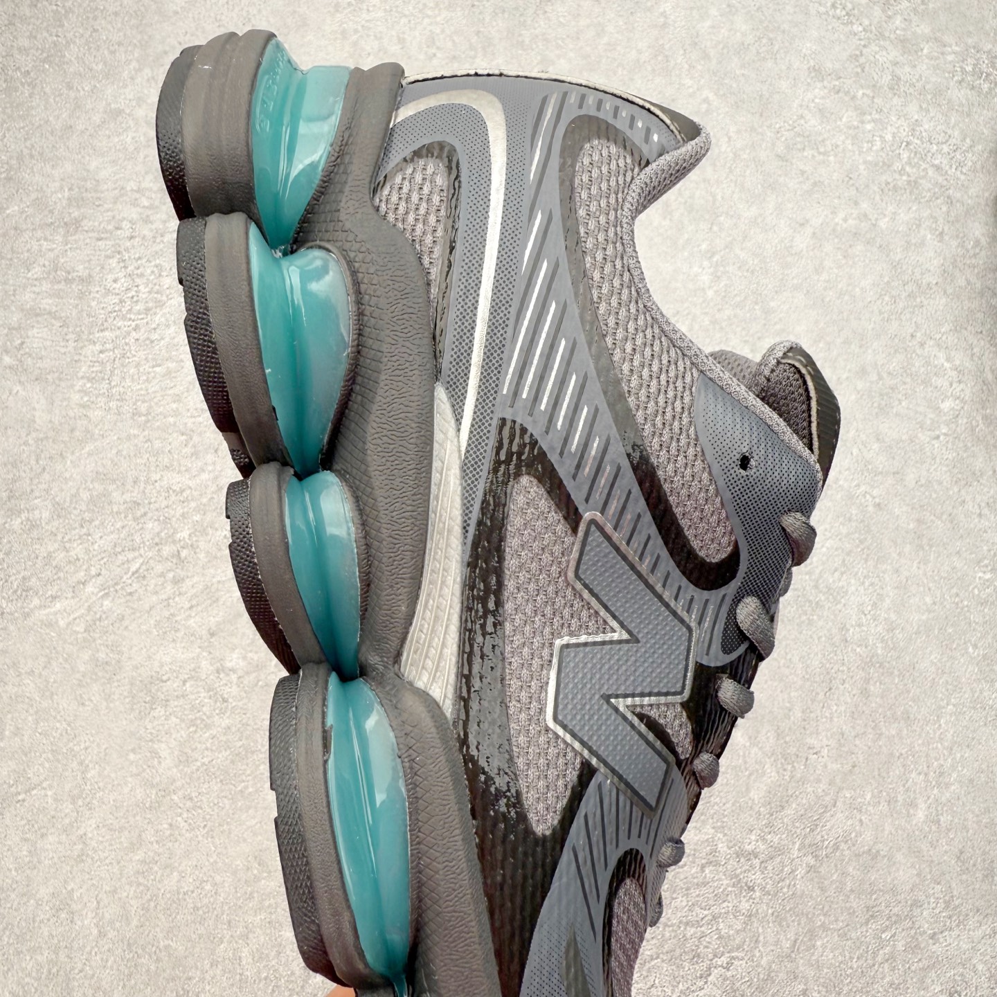 图片[6]-New Balance NB2000 舒适百搭防滑耐磨低帮 休闲跑步鞋 New Balance 在近两年的球鞋市场屡出奇招，在经典鞋型保持进一步增长的同时，推出的每一款新鞋型也都有傲人的战绩。在 327、9060 等鞋型获得成功之后，今天 New Balance 家族又迎来了新鲜血液的注入。这双 New Balance 2000 依然是融合了新旧元素的跑鞋造型，命名为 2000，或许是它的设计理念有着 Y2K 的血统。最大的亮点，在于这双鞋的中底。外侧以五个 ABZORB 单元，带来极具辨识度和冲击力的视觉效果，让这双鞋在外观和脚感方面都颇具吸引力。尺码：36 37 37.5 38 38.5 39 40 40.5 41 42 42.5 43 44 45 46-选品中心