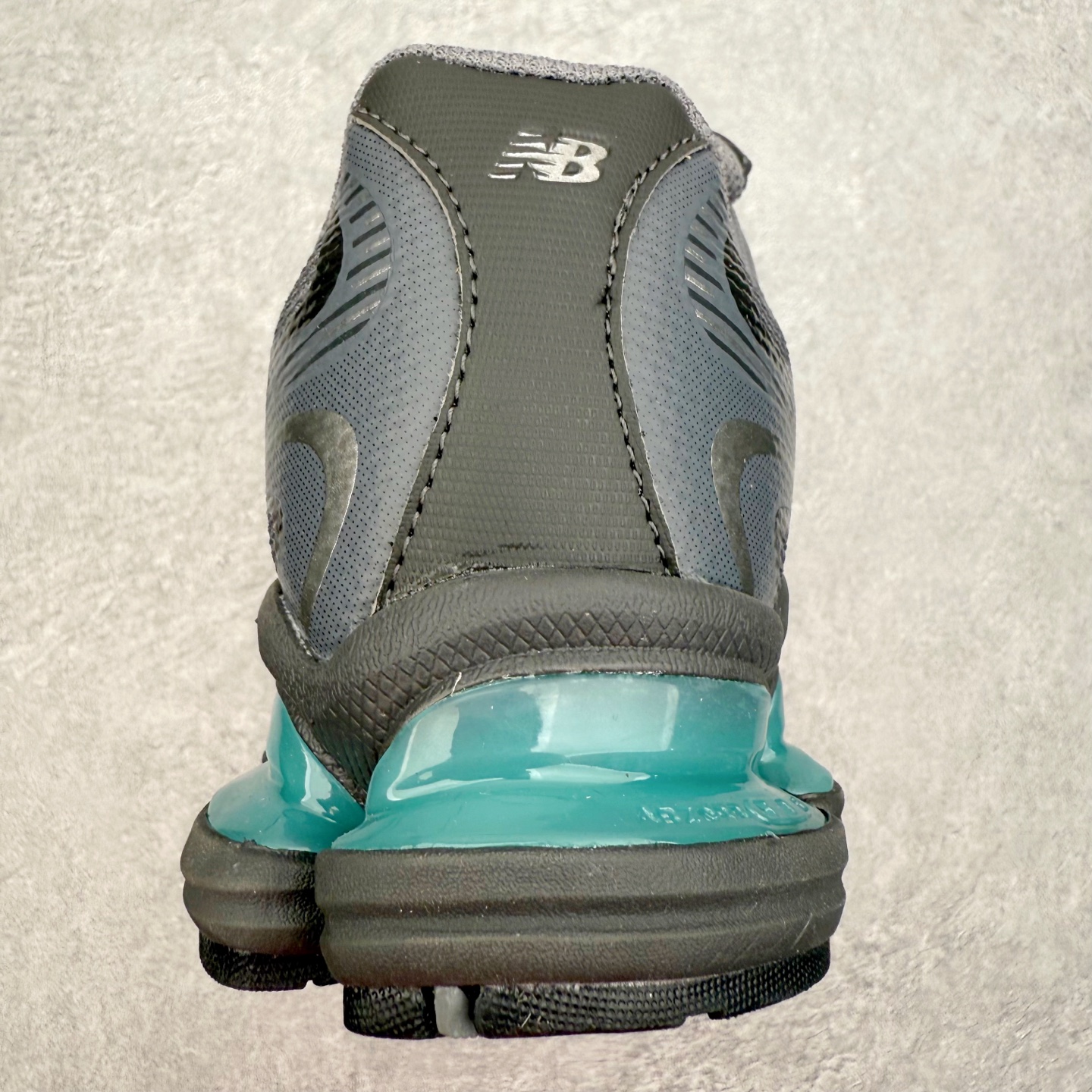 图片[8]-New Balance NB2000 舒适百搭防滑耐磨低帮 休闲跑步鞋 New Balance 在近两年的球鞋市场屡出奇招，在经典鞋型保持进一步增长的同时，推出的每一款新鞋型也都有傲人的战绩。在 327、9060 等鞋型获得成功之后，今天 New Balance 家族又迎来了新鲜血液的注入。这双 New Balance 2000 依然是融合了新旧元素的跑鞋造型，命名为 2000，或许是它的设计理念有着 Y2K 的血统。最大的亮点，在于这双鞋的中底。外侧以五个 ABZORB 单元，带来极具辨识度和冲击力的视觉效果，让这双鞋在外观和脚感方面都颇具吸引力。尺码：36 37 37.5 38 38.5 39 40 40.5 41 42 42.5 43 44 45 46-选品中心